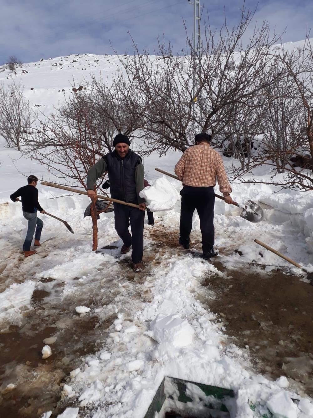 Yıllardır devam eden gelenek için kuyuları kar ile doldurdular