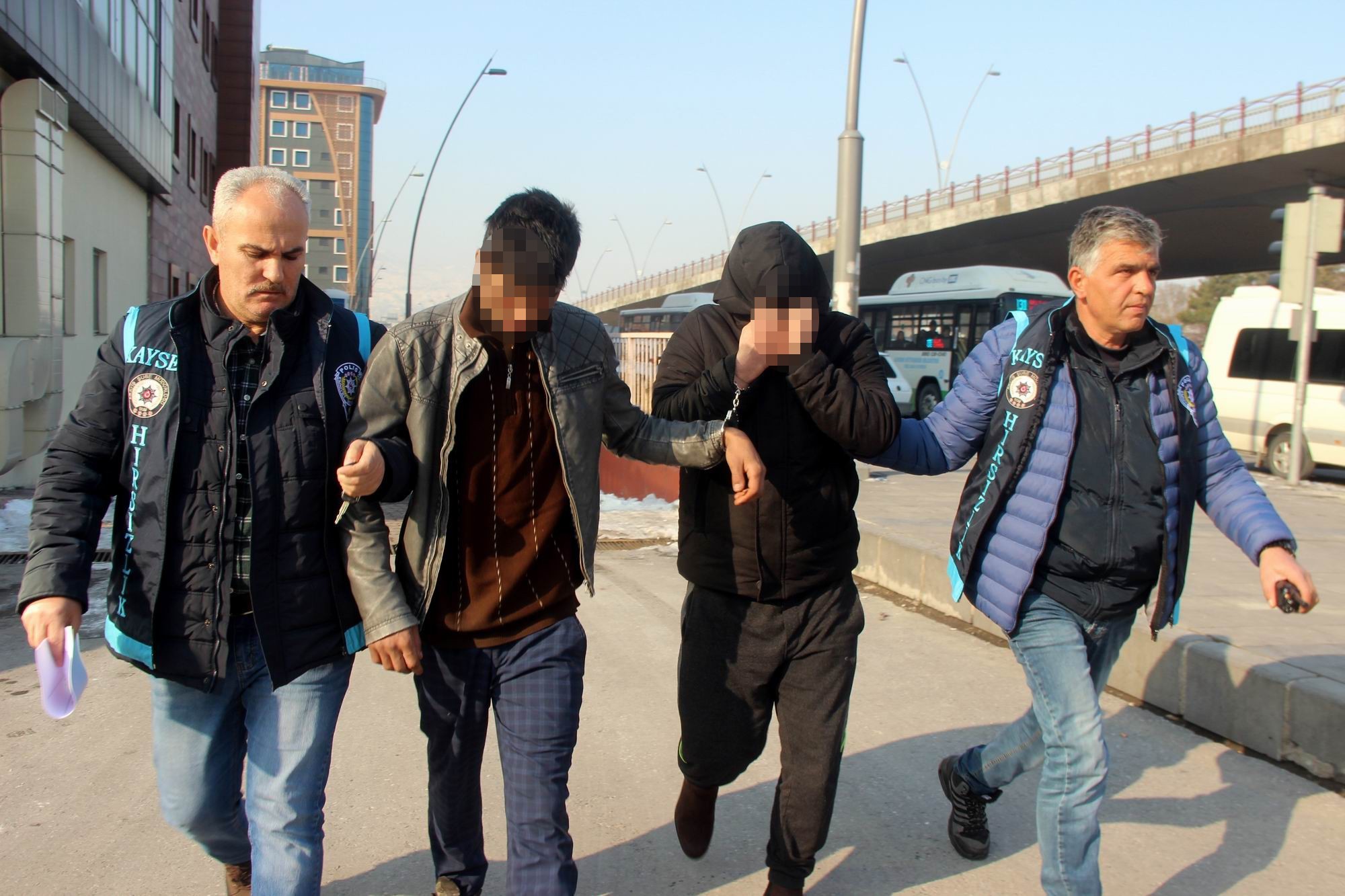 Fırınlardan çaldıkları paralarla sigara alan zanlılar tutuklandı