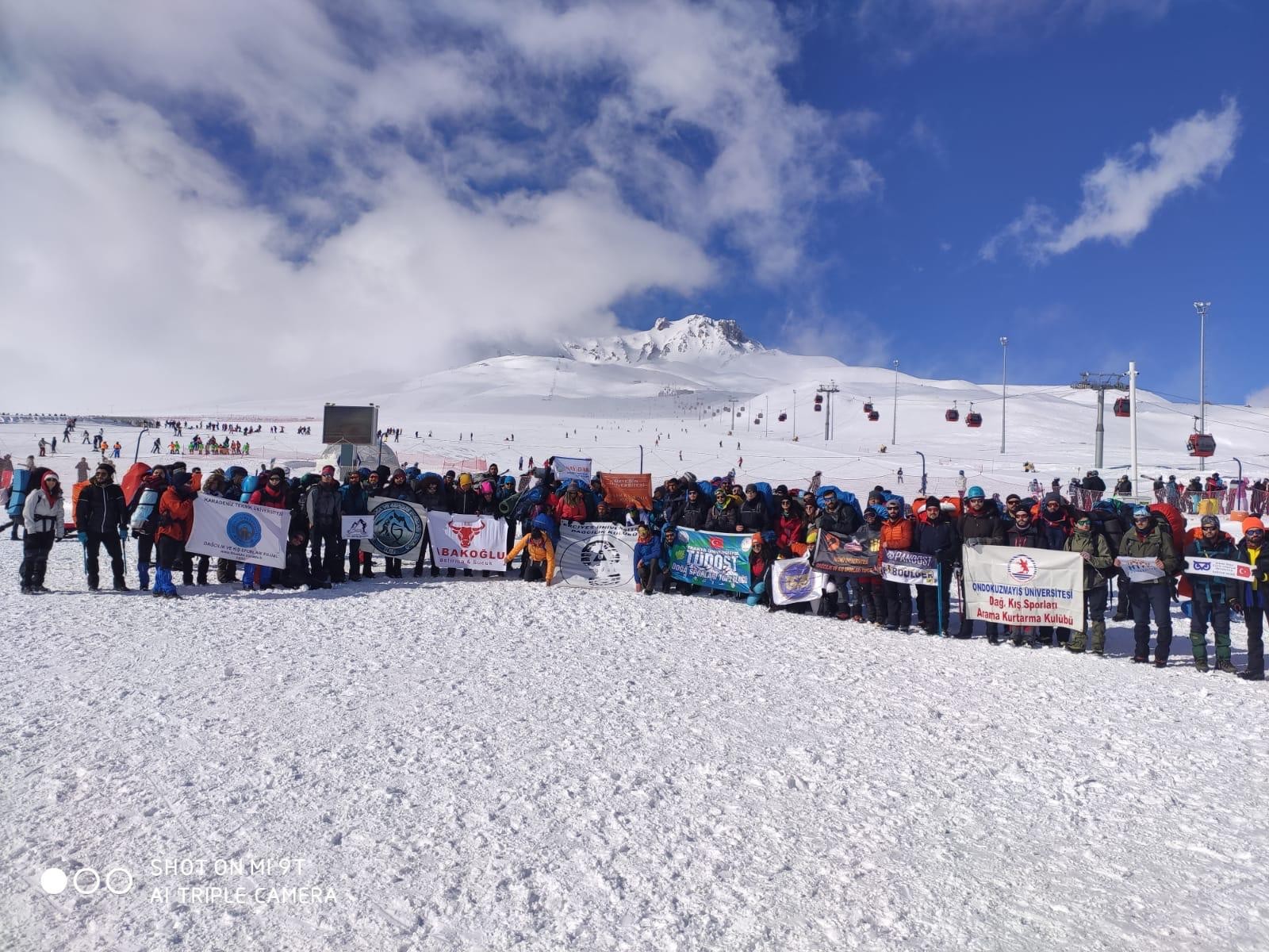 85 dağcı, çığ düşmesi sonucu hayatını kaybeden öğretim üyeleri için zirveye yürüdü