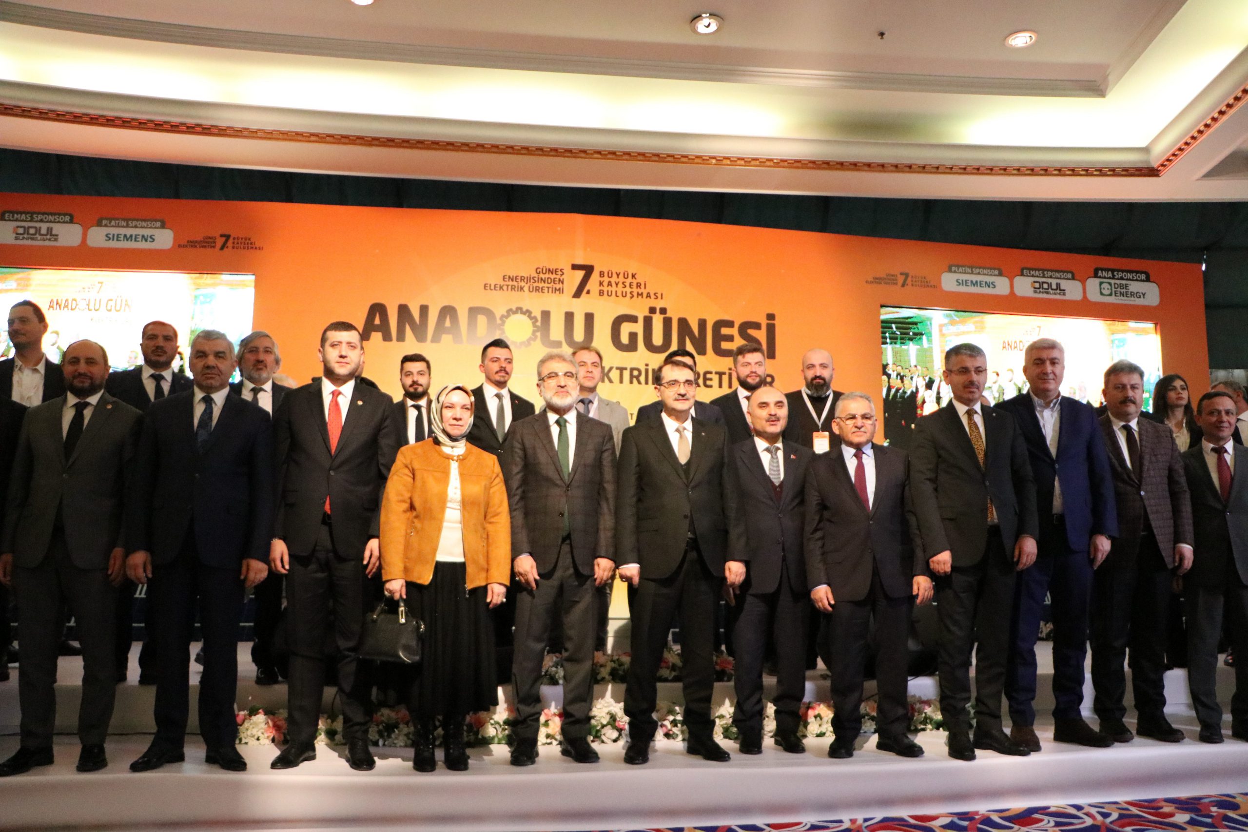 Bakan Dönmez: “Güneş enerjisinde Türkiye çok büyük bir mesafe kat etti”