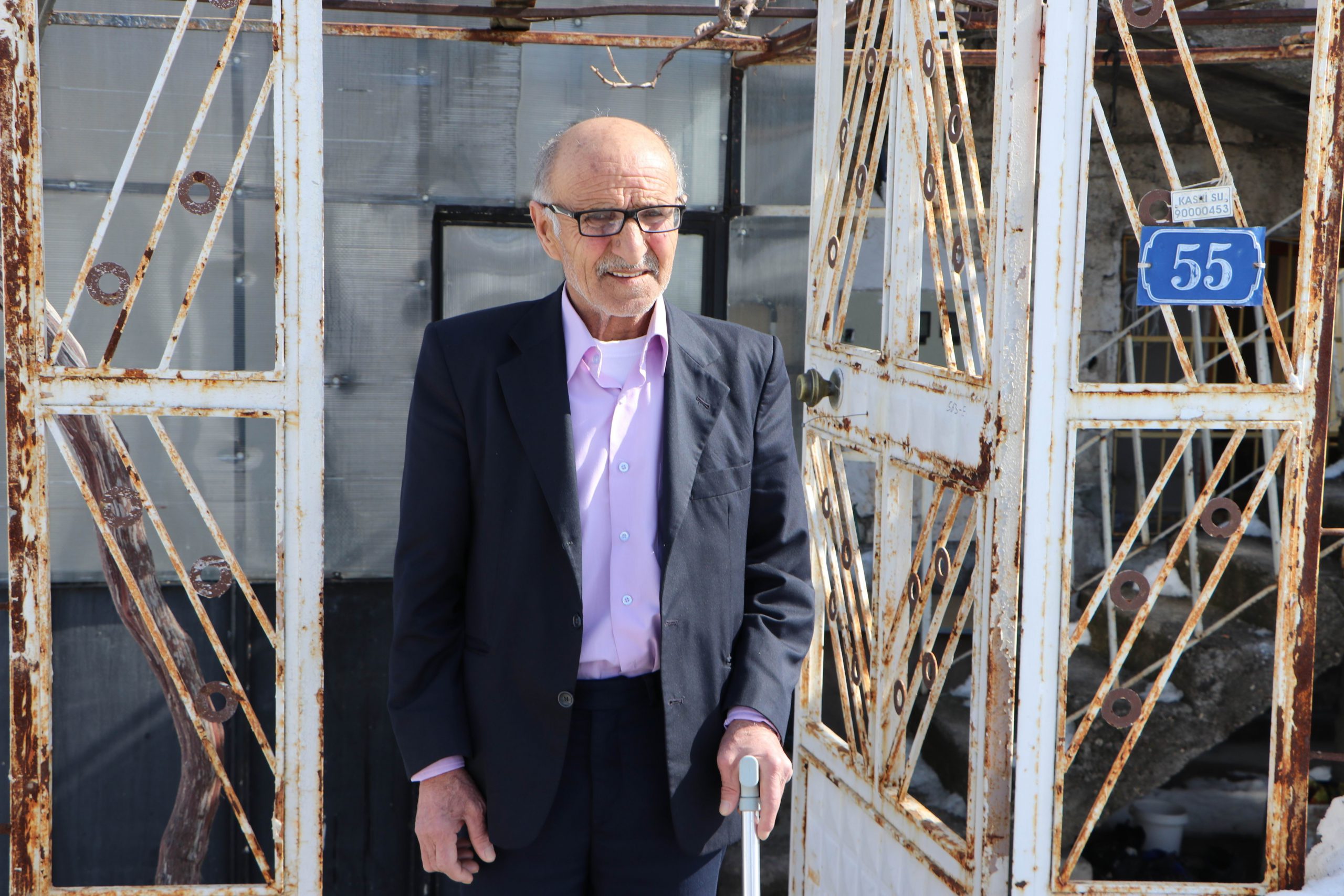 Eşiyle birlikte 7 torununa bakan Mustafa amca, yardım bekliyor