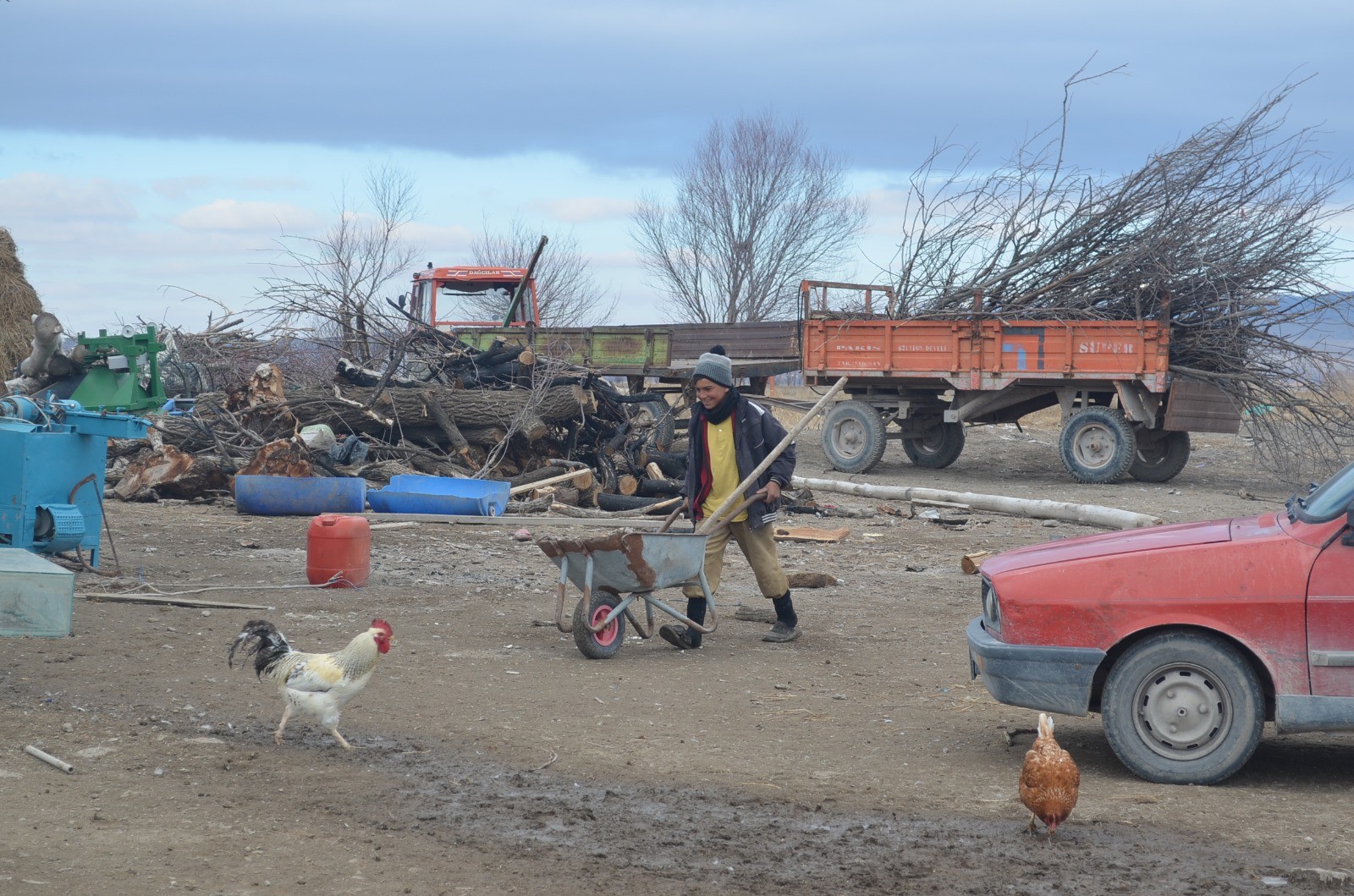 Çobanlar hem kış şartları hem de arazi şartları ile mücadele ediyor