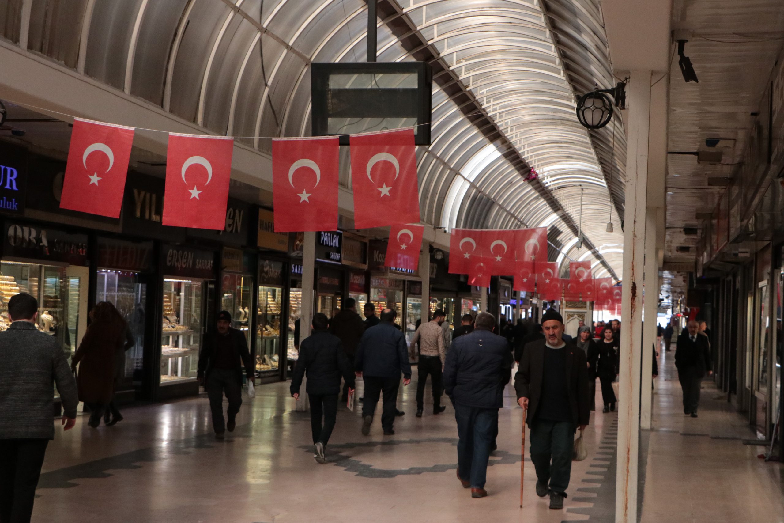 Çarşı ‘Al bayrağa’ büründü