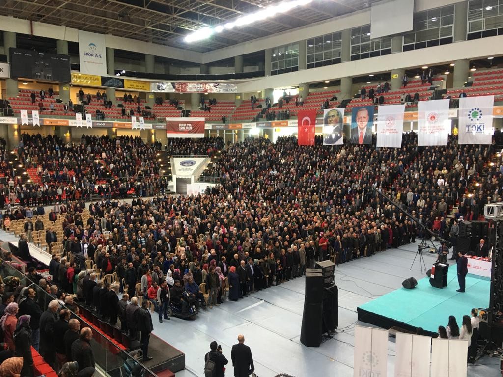 Engelli oğulları adına ev çıkınca gözyaşlarına hakim olamadılar