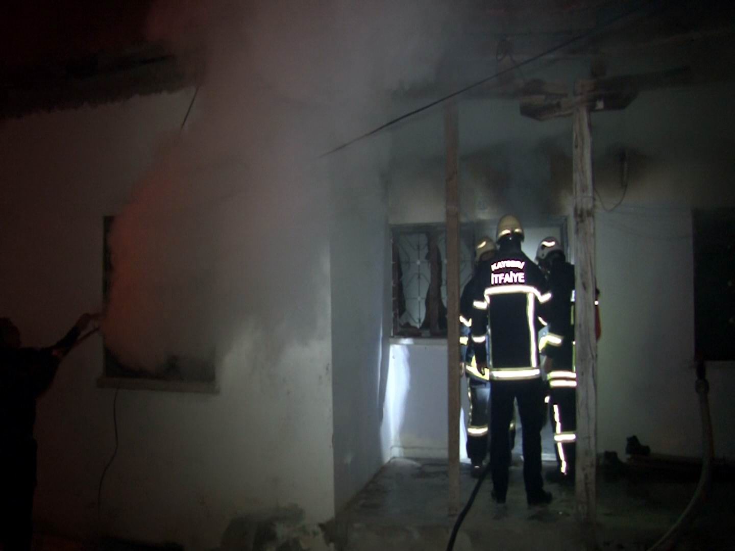 Müstakil ev çıkan yangında kullanılamaz hale geldi