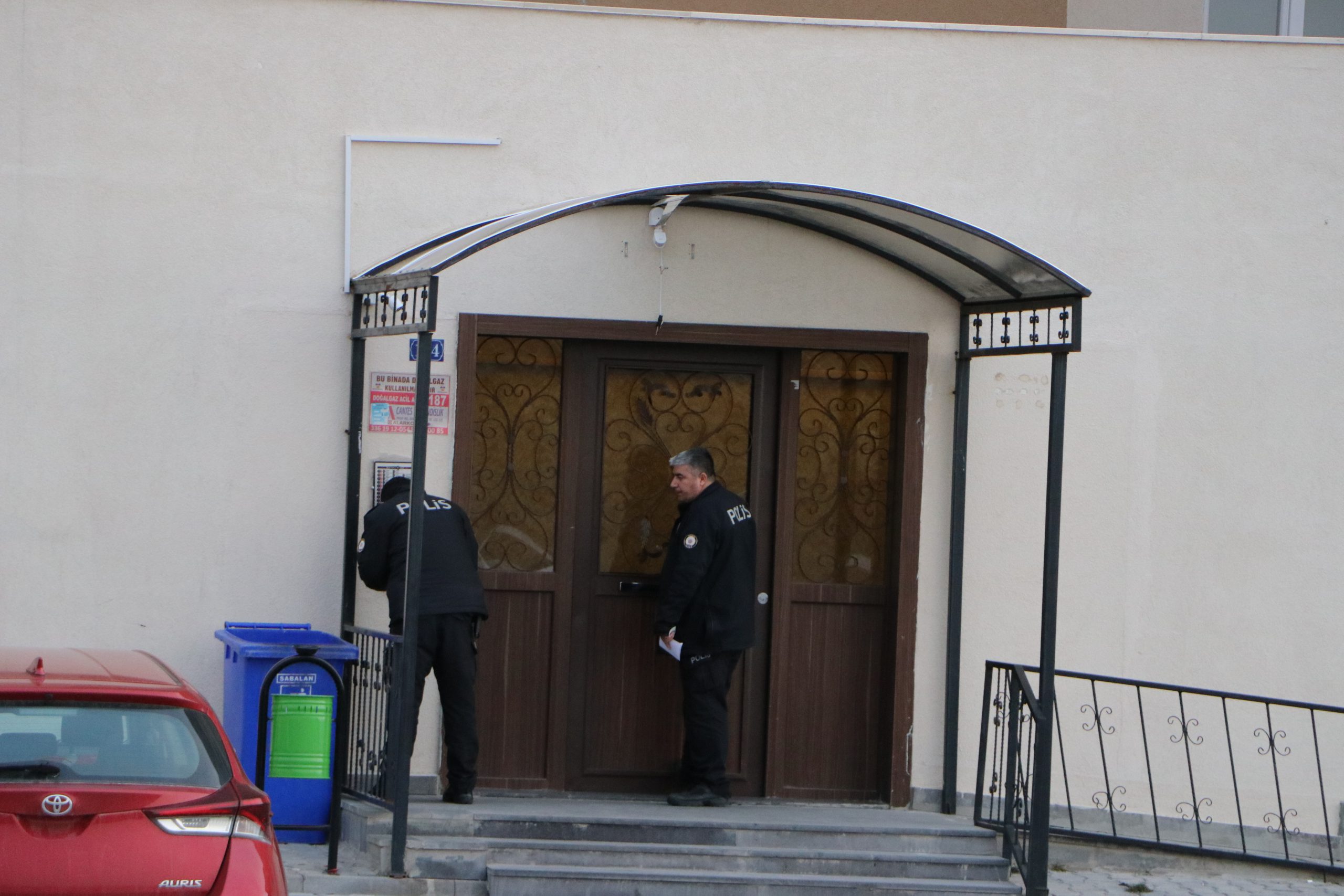 Kız arkadaşını silahla vurduktan sonra intihar etti