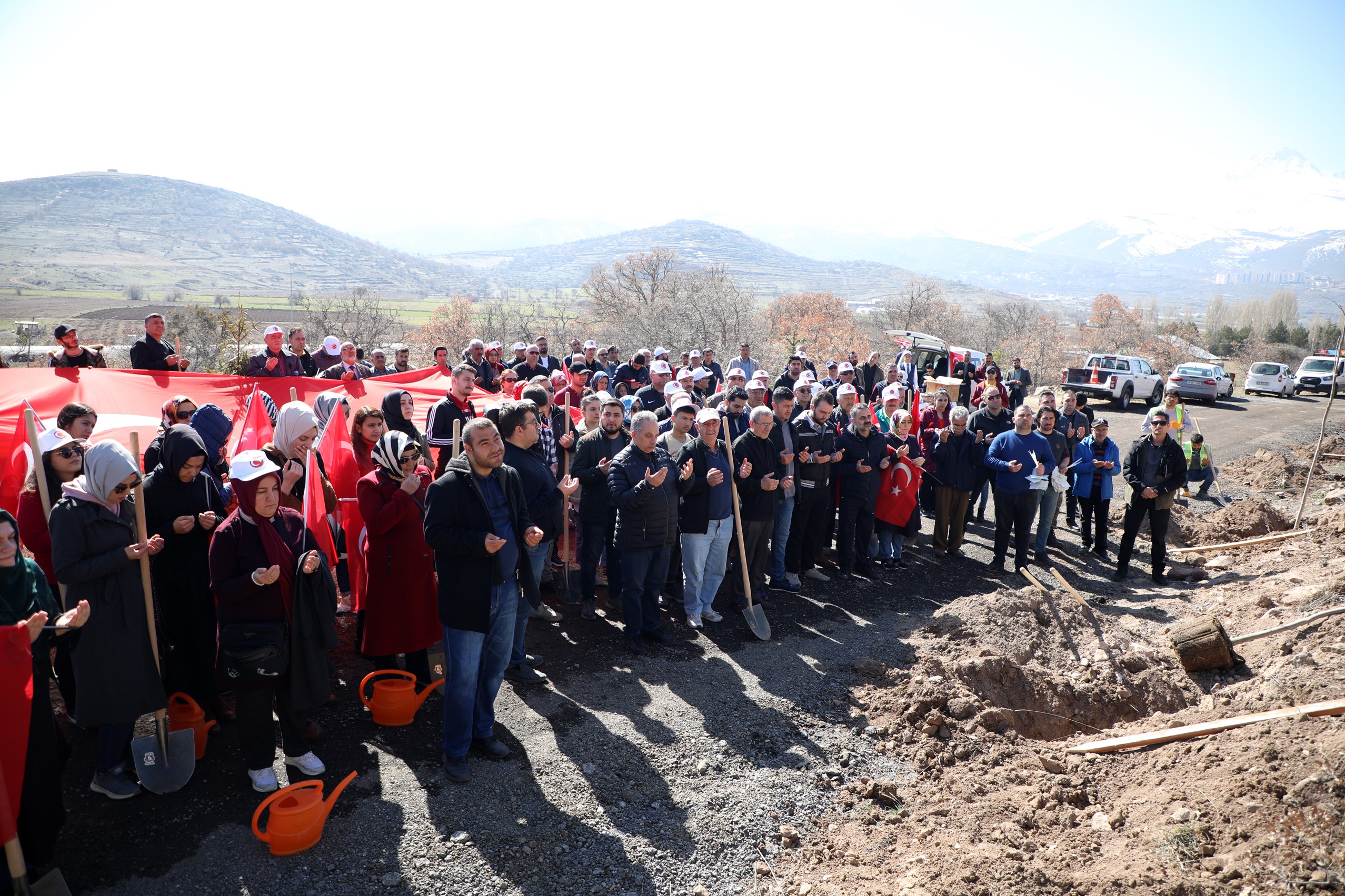 Talas’tda İdlib şehitleri için fidan dikimi