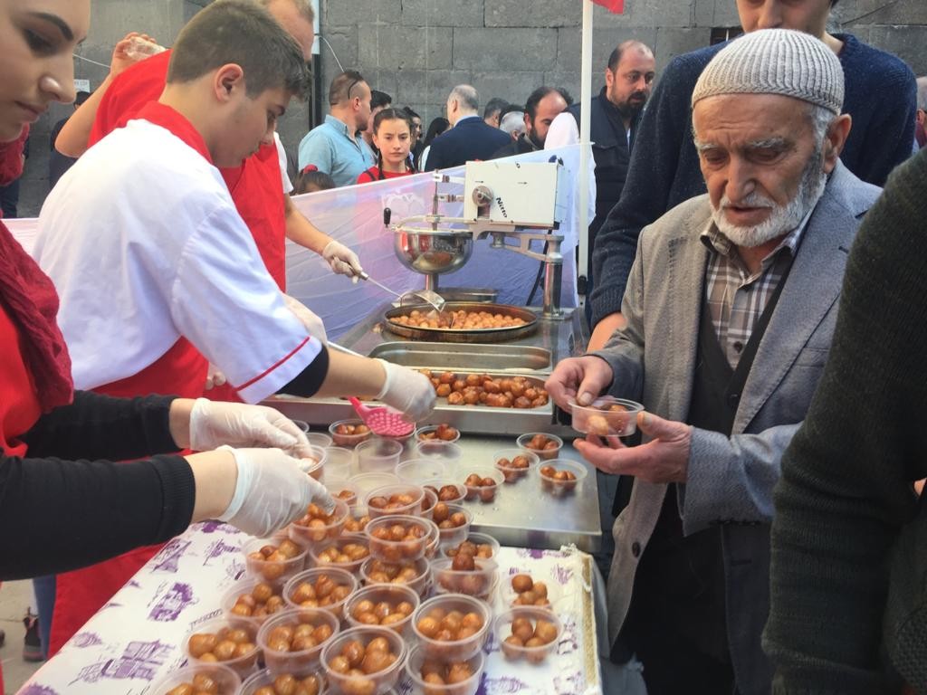 Şehitler için okunan mevlid sonrasında lokma dağıtıldı