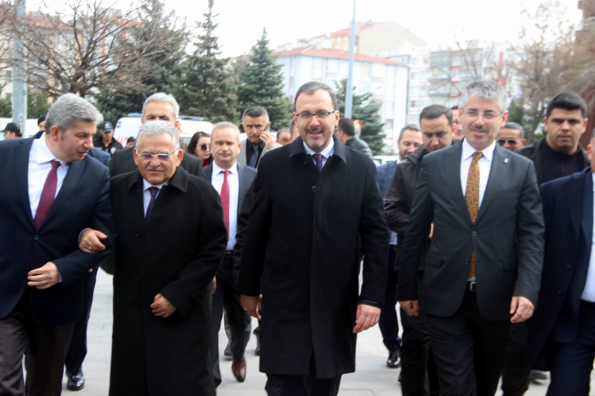 Bakan Kasapoğlu çocuklara kitap ve top hediye etti