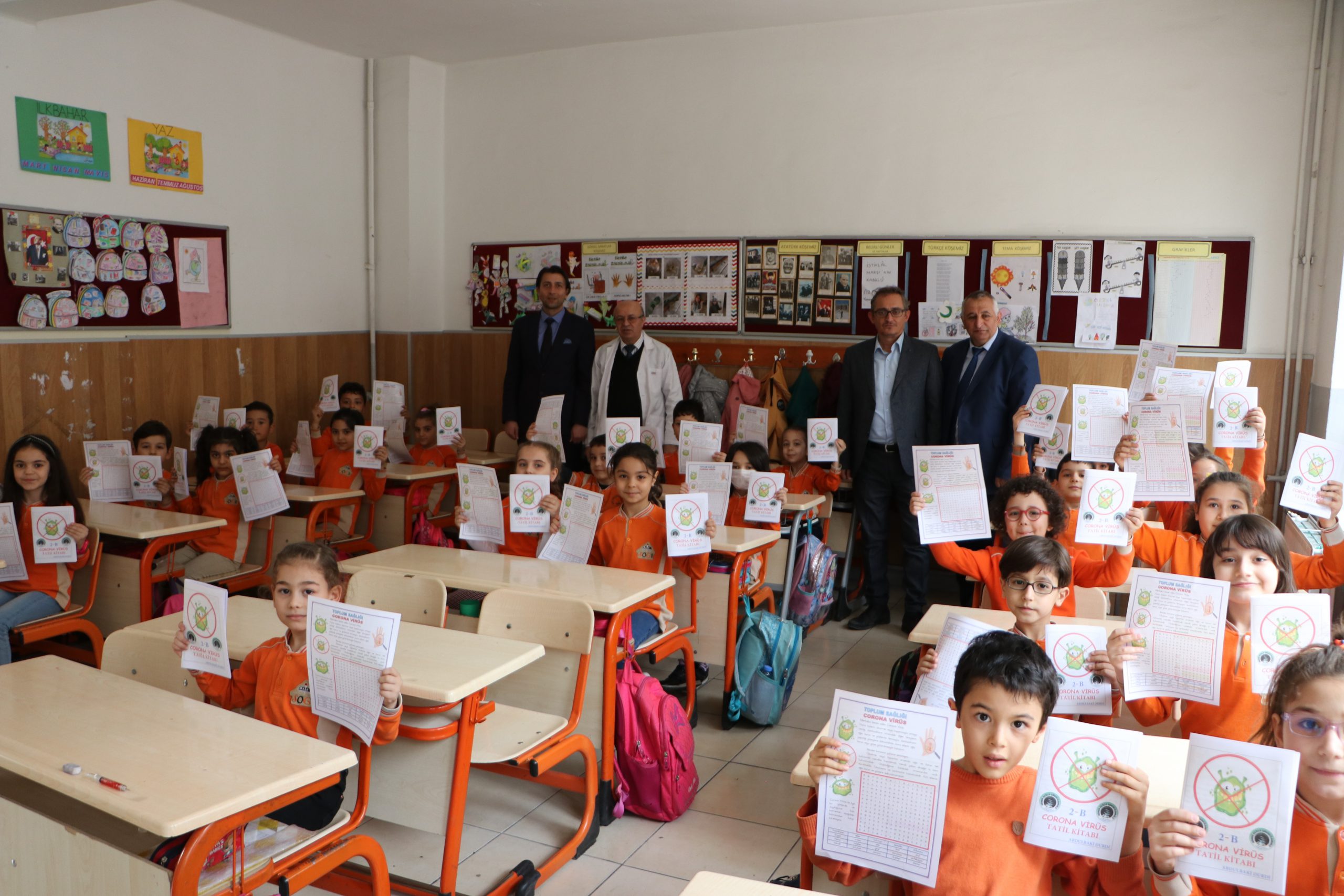 Öğrencilerini bilinçlendirmek için 1 gecede ‘Korona virüs tatil kitabı’ bastı