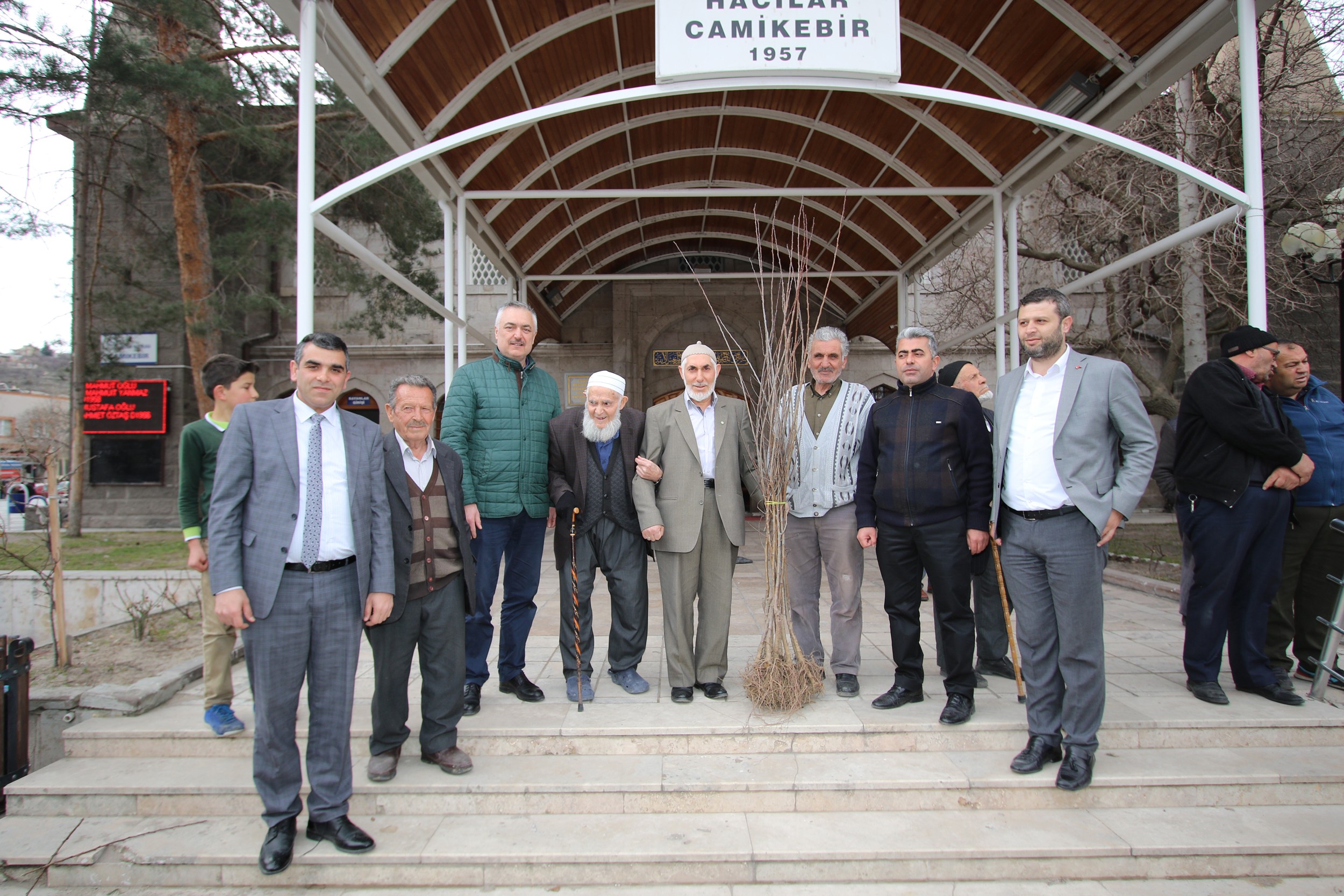 Hacılar Belediyesi’nden meyve fidanı dağıtımı