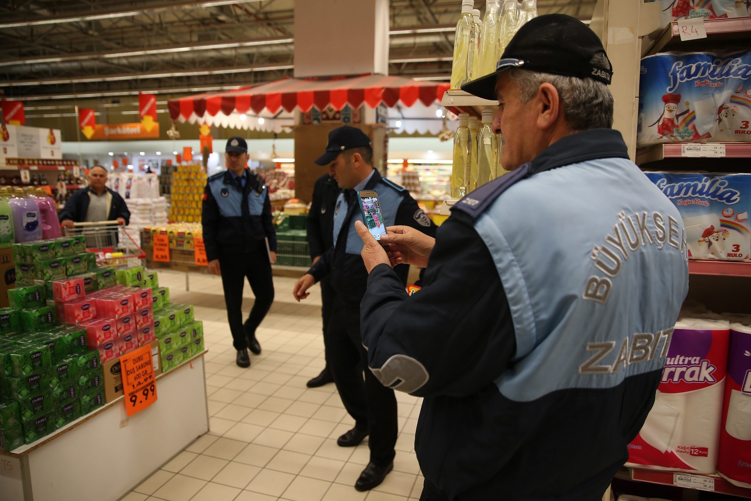 Büyükşehir zabıtası etiketle kasa fiyatı farklı olan 10 firmaya işlem yaptı
