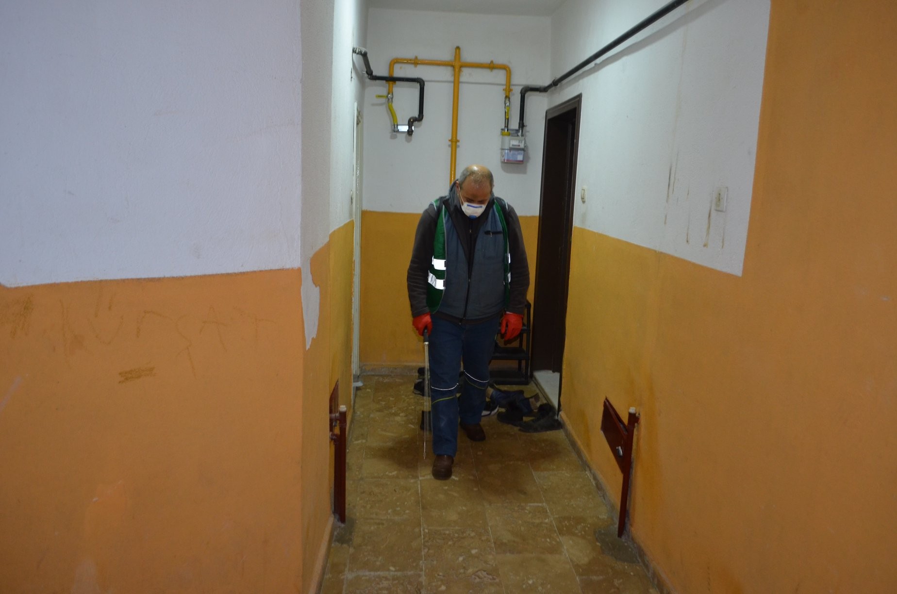 Bünyan Belediyesi apartmanları dezenfekte ediyor