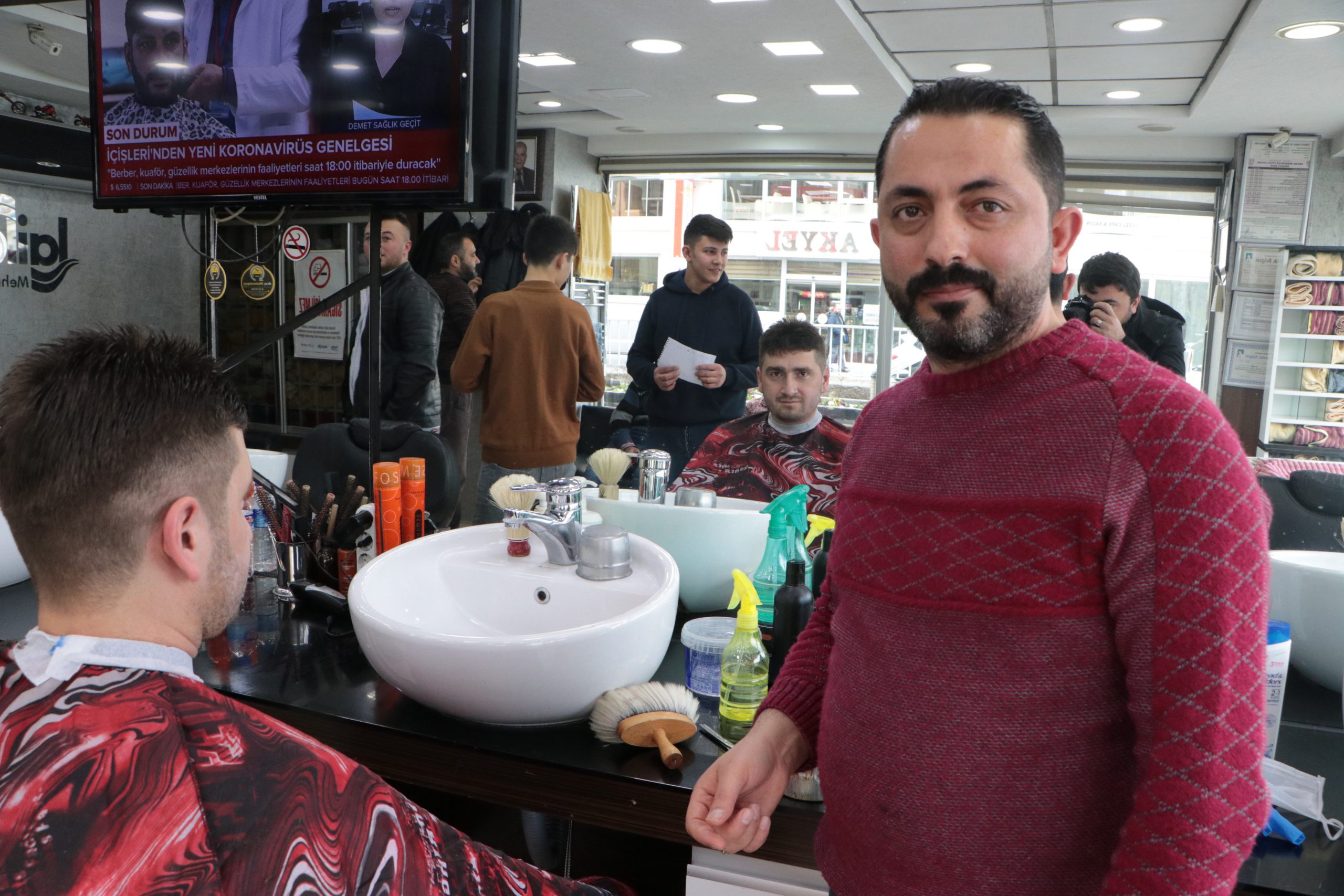 Kayserili berber dışarı çıkanları böyle uyardı