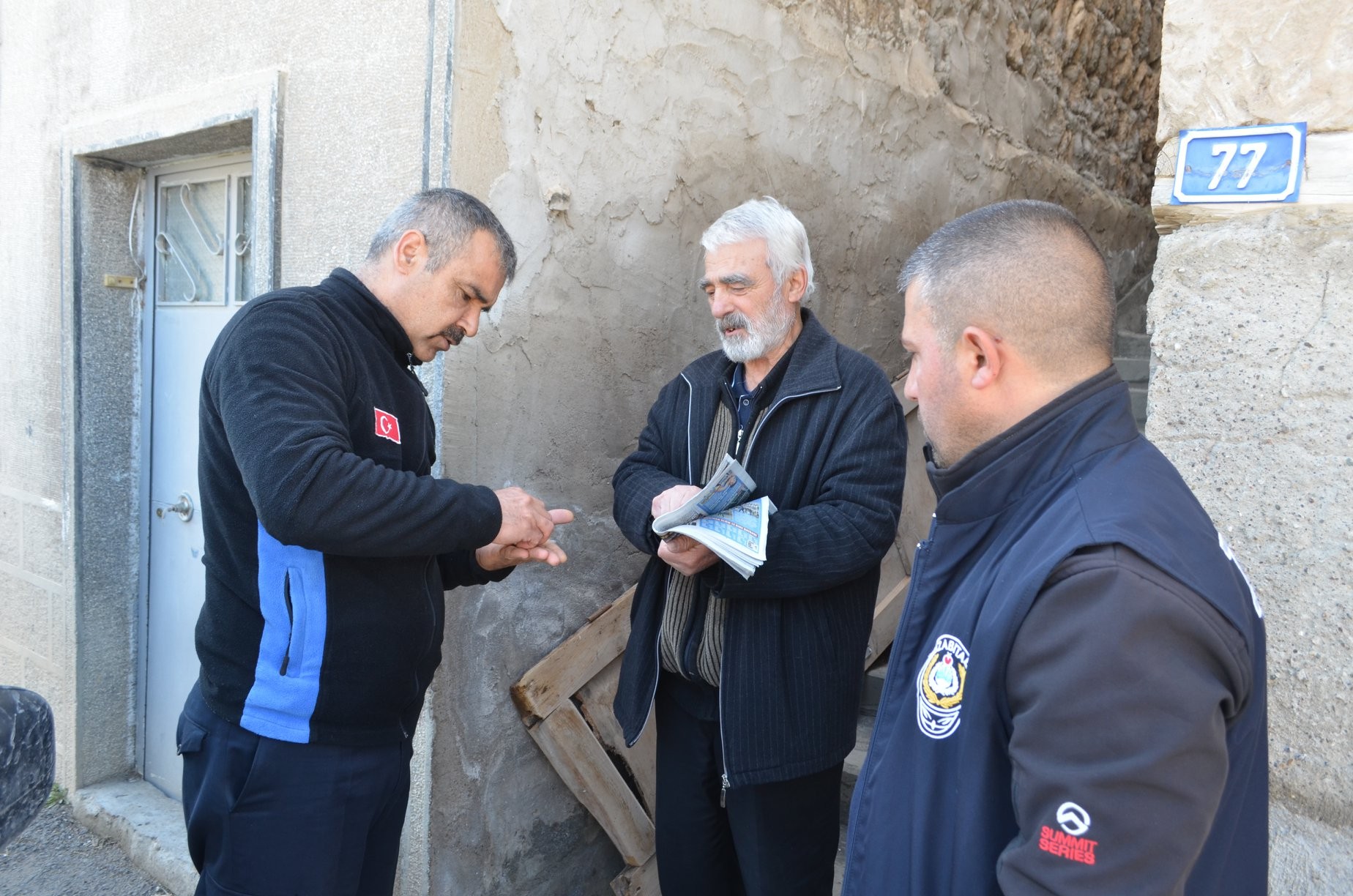 Evden çıkamayan emeklinin maaşını zabıta ekipleri götürdü