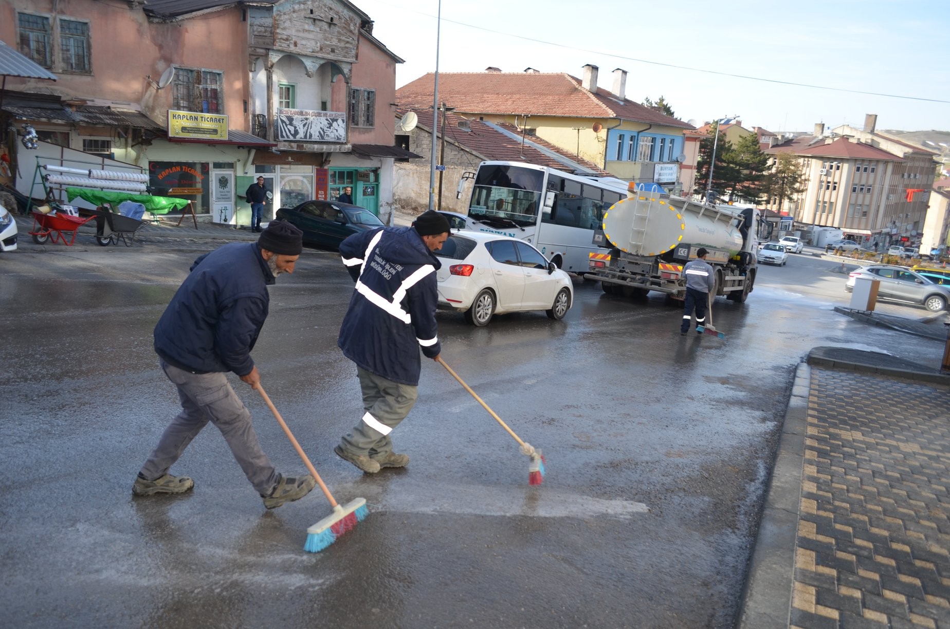 Bünyan’ın cadde ve sokakları yıkanarak dezenfekte edildi