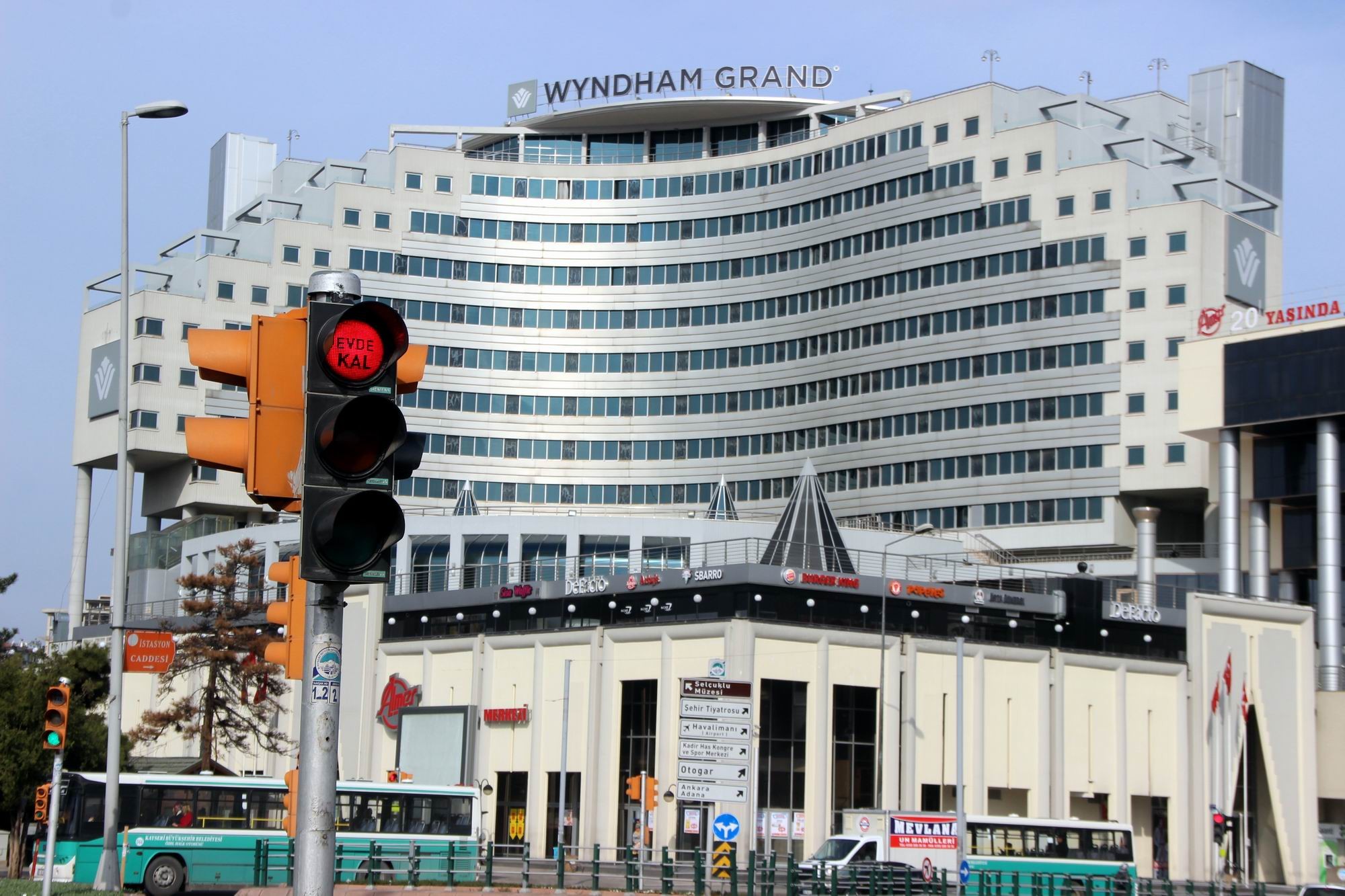 Trafik ışıklarında ‘Evde Kal’ uyarısı