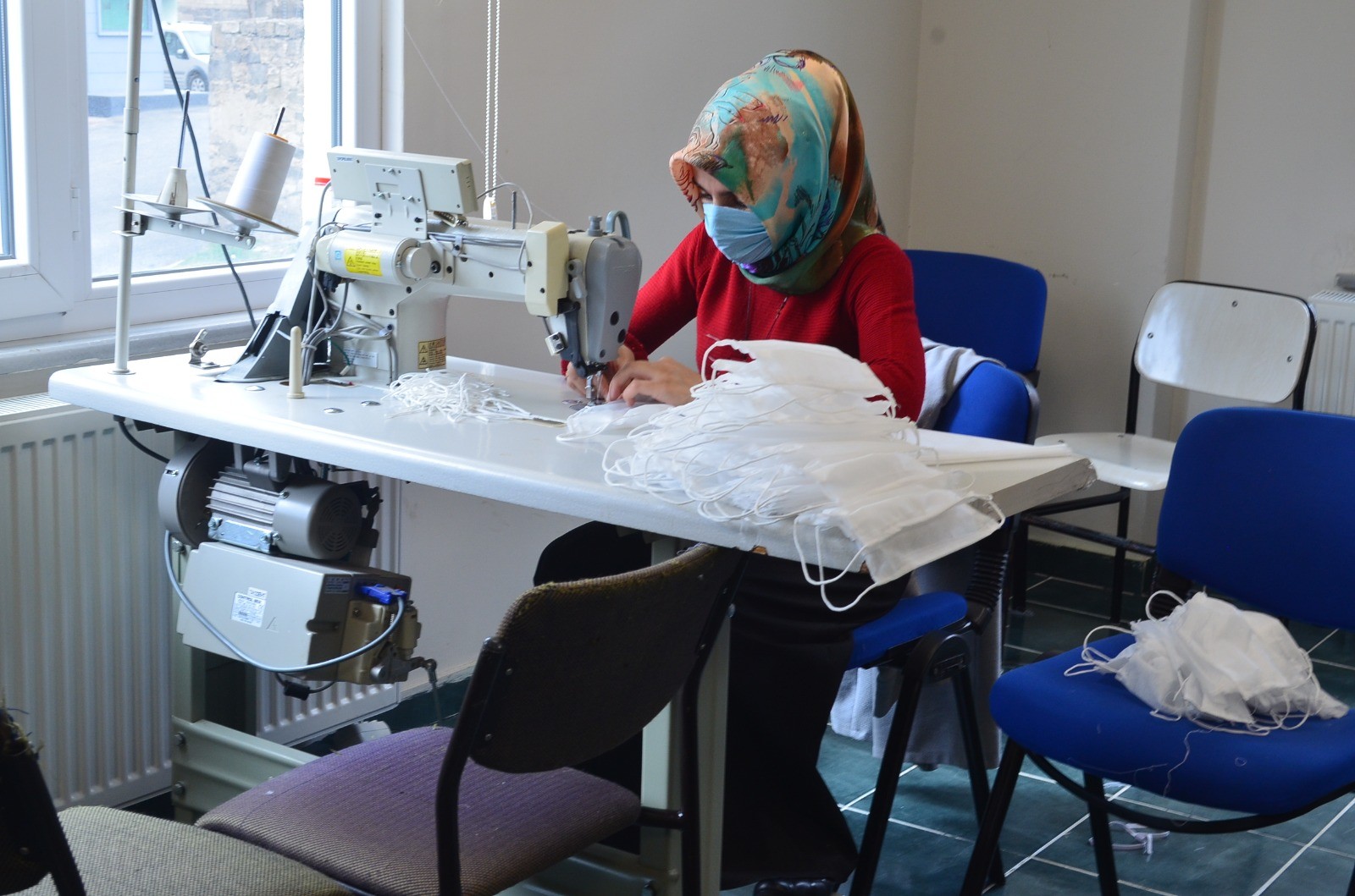 Öğretmenler gönüllü olarak maske üretimine başladı