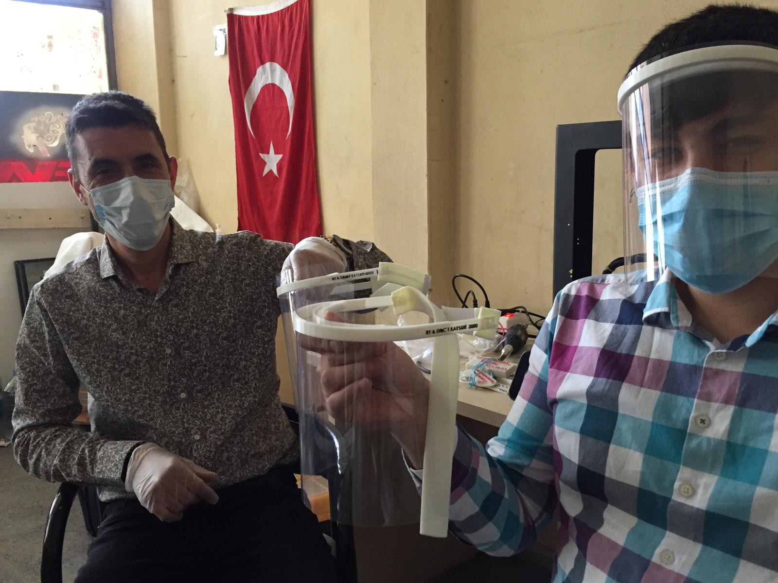 Meslektaşlarını koronavirüsten korumak için siperlik ürettiler