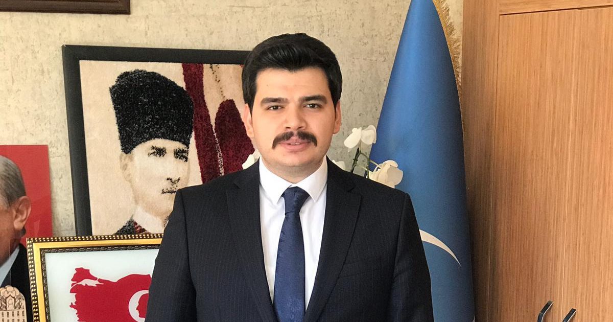 ÜLKÜ OCAKLARI İL BAŞKANI TURAN, ÖĞRENCİLERE KİTAP HEDİYE ETTİ