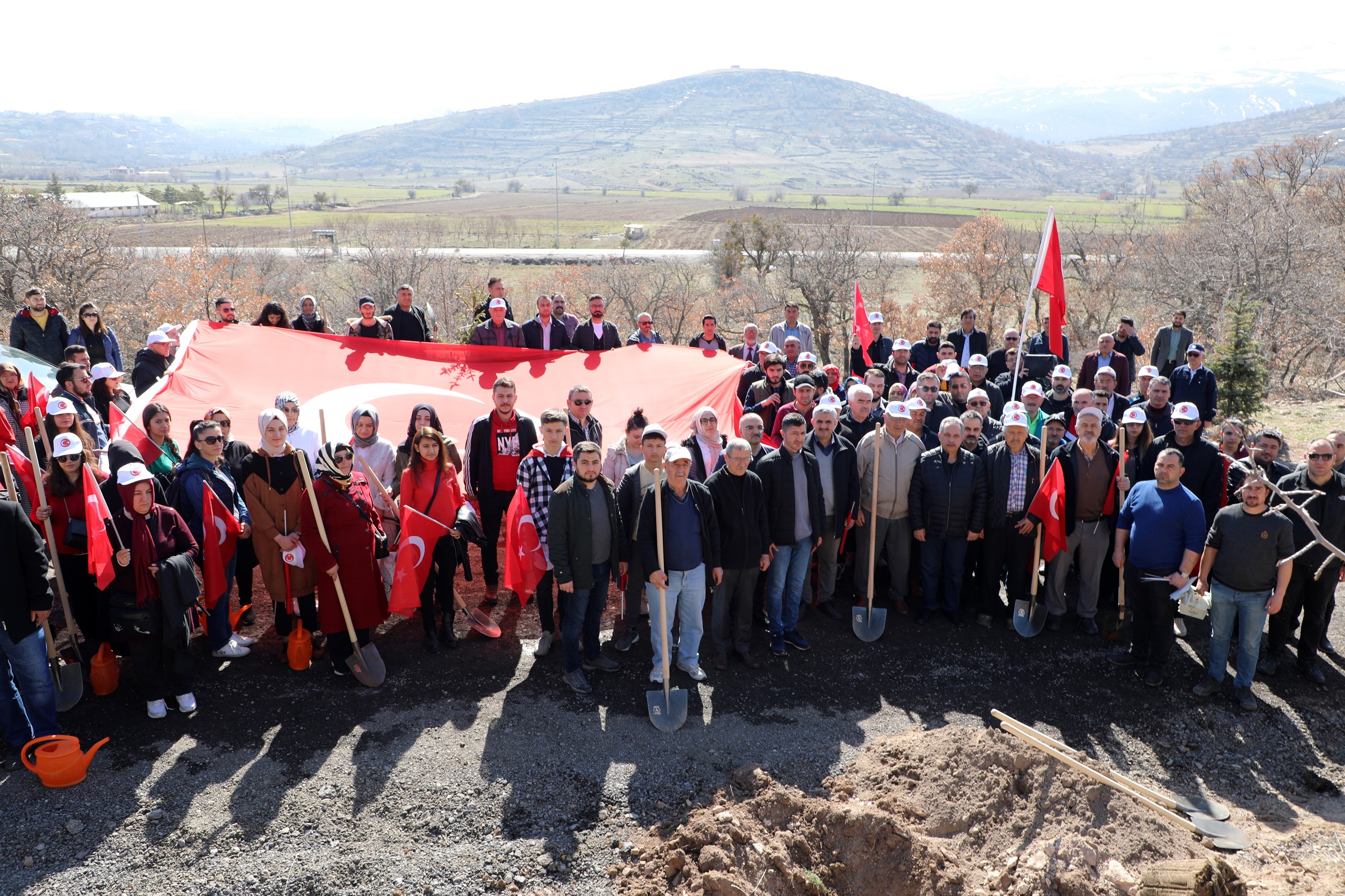 Talas’ta İdlib şehitleri için fidan dikimi