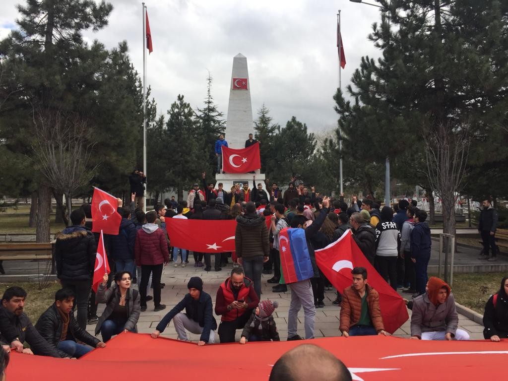 Vatandaşlar şehitliğe koştu