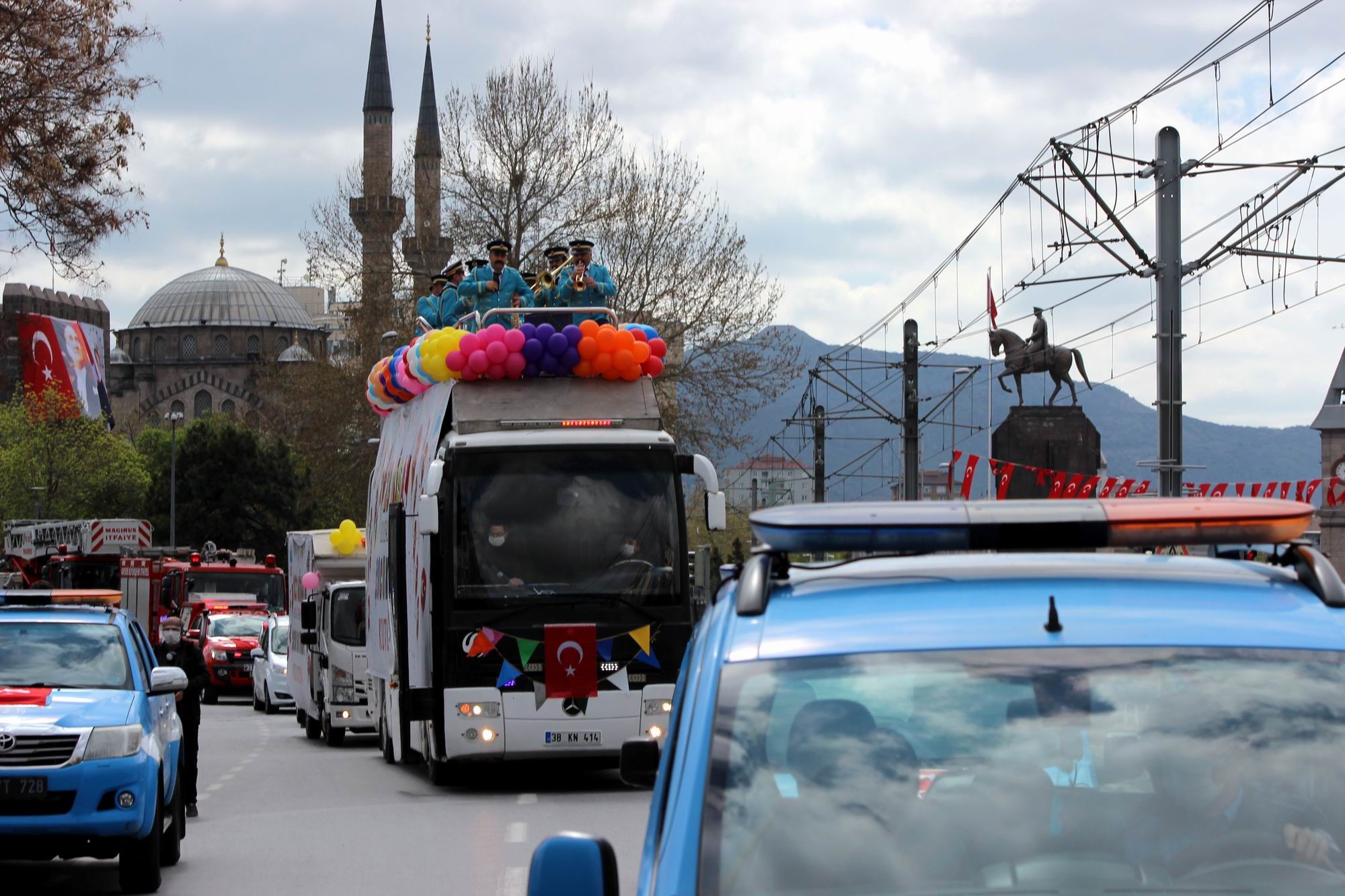 Kayseri’de 23 Nisan üstü açık otobüsle mehter takımı eşliğinde kutlandı