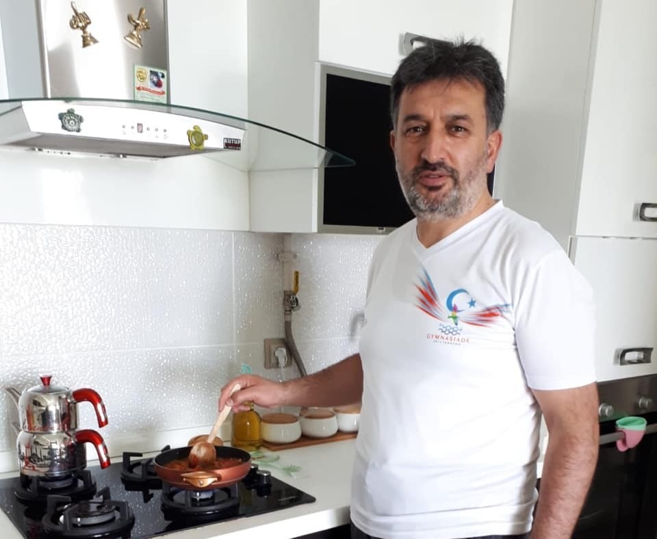 Gençlik Spor İl Müdürü Murat Eskici:“Günde 500 siperlik imal edip dağıtıyoruz”