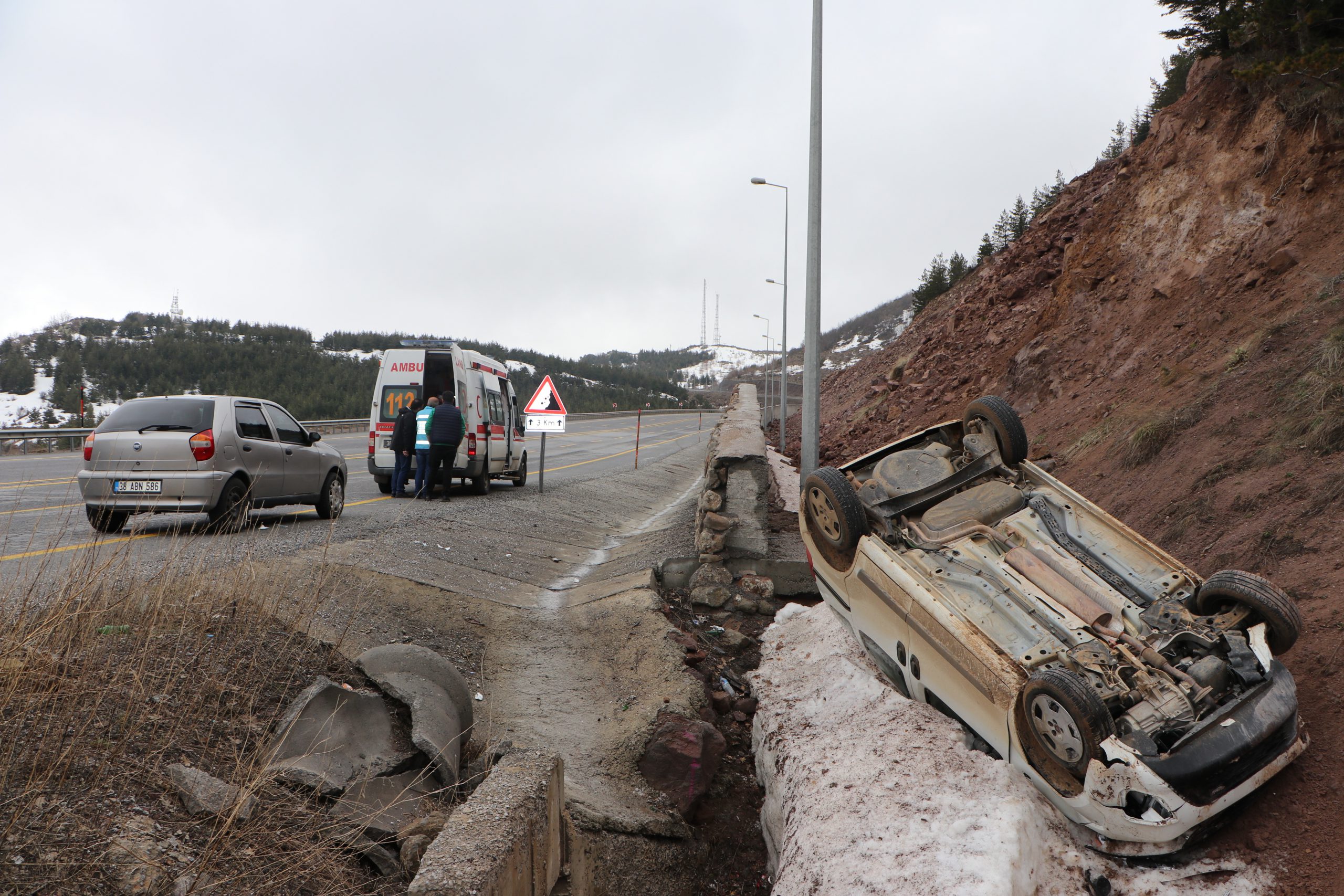 Takla atan araçtan hafif yaralı kurtuldu