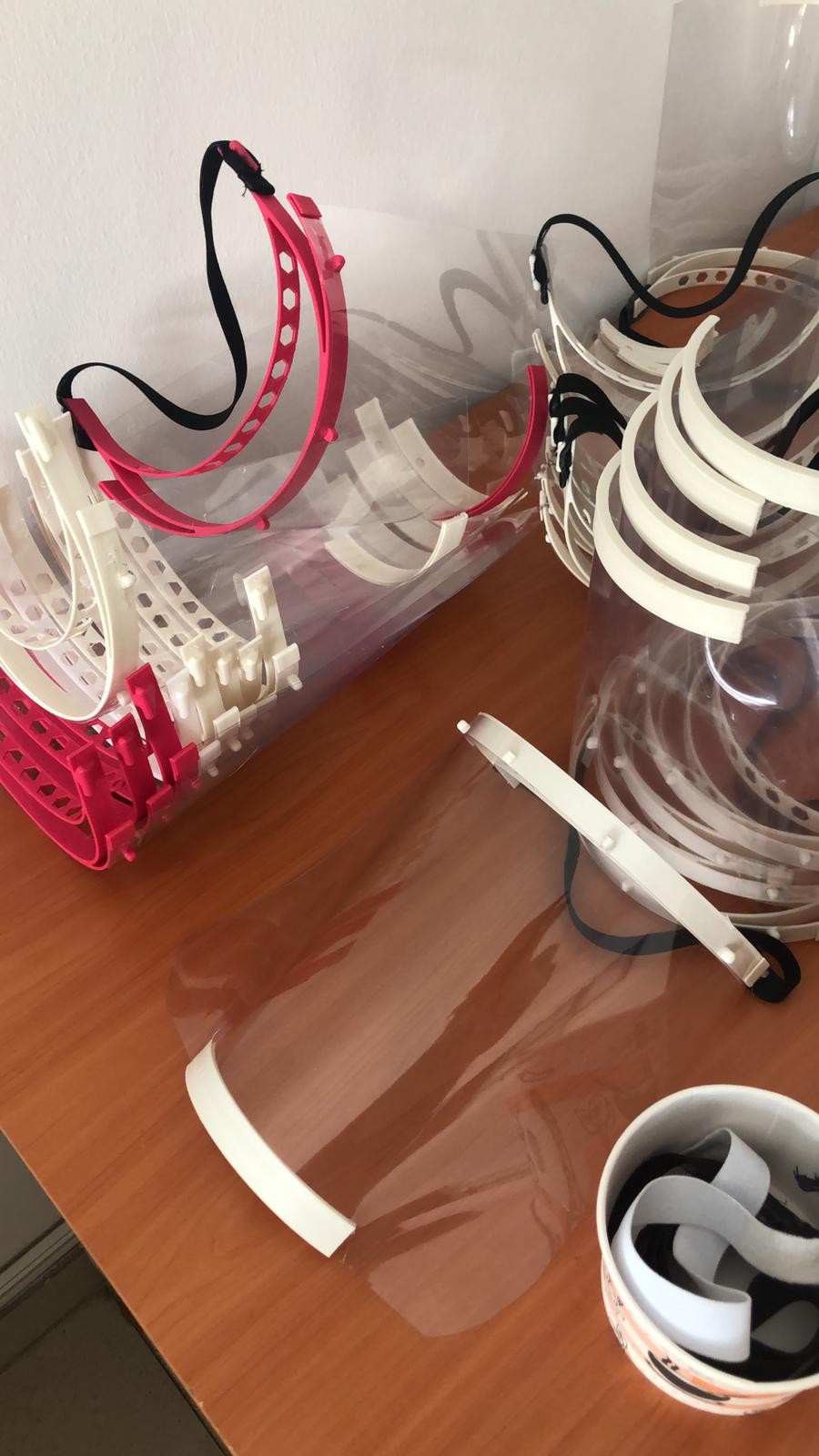 Öğretmenler 3D yazıcı ile doktorlara yüz siperliği yaptı