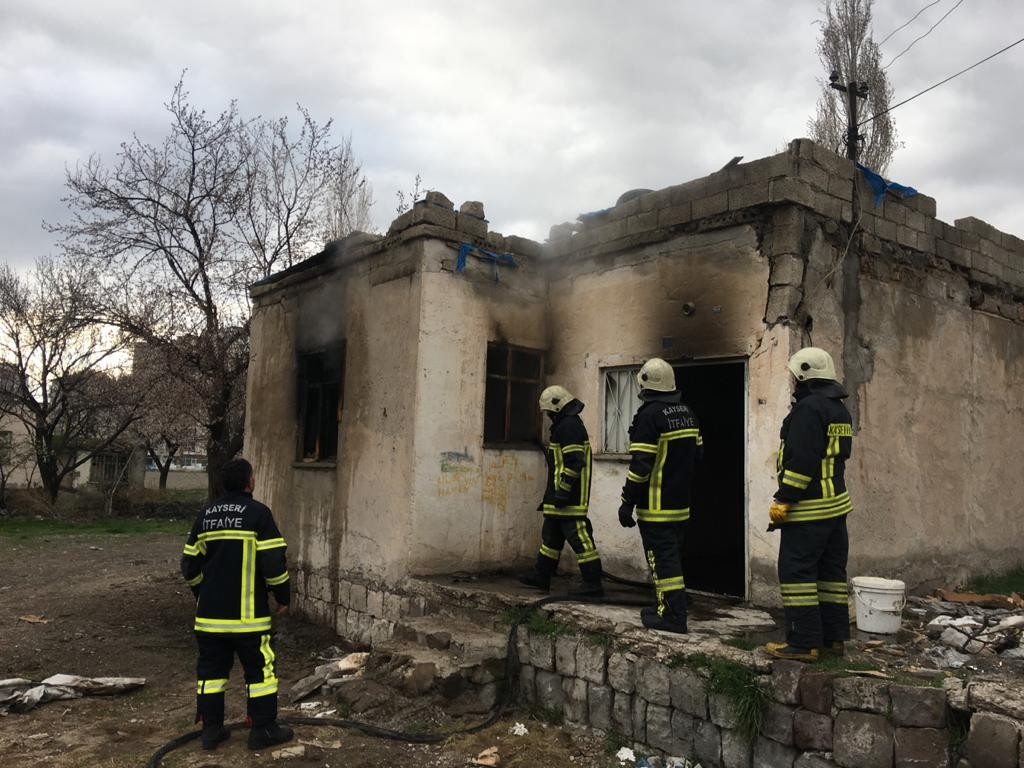 Müstakil ikamette çıkan yangın, itfaiye ekiplerini harekete geçirdi