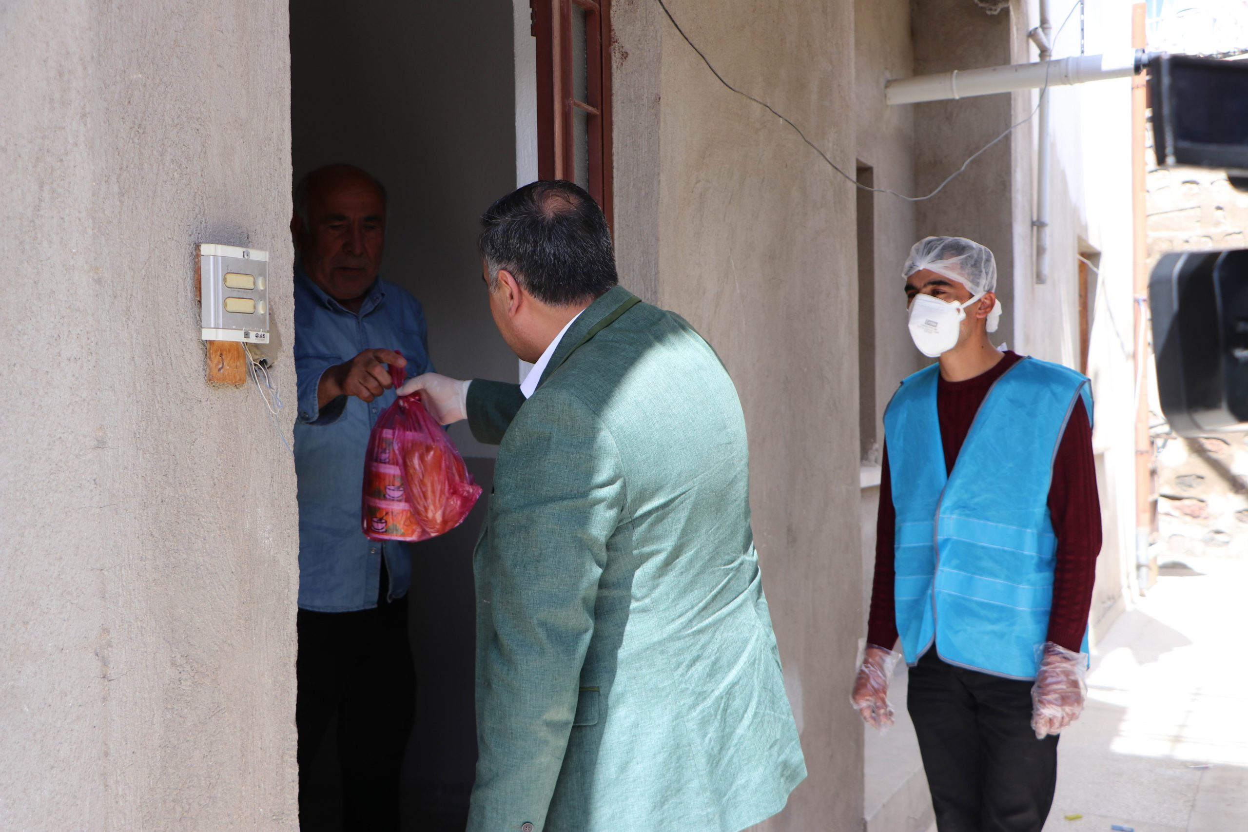 Sıcak yemekler evinden çıkamayan yaşlıların ayağına götürülüyor