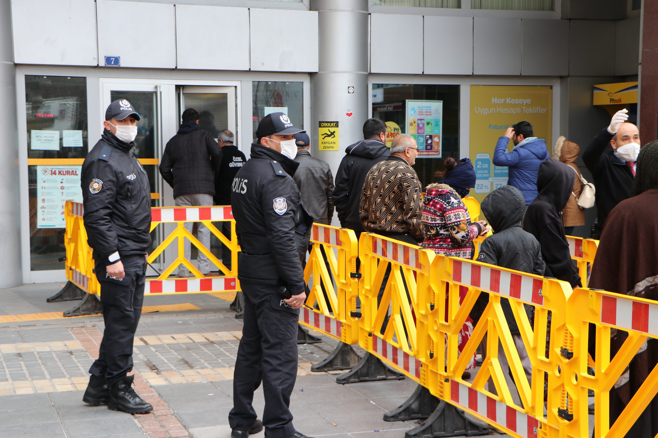 Önlemler işe yaradı, PTT önleri boş kaldı