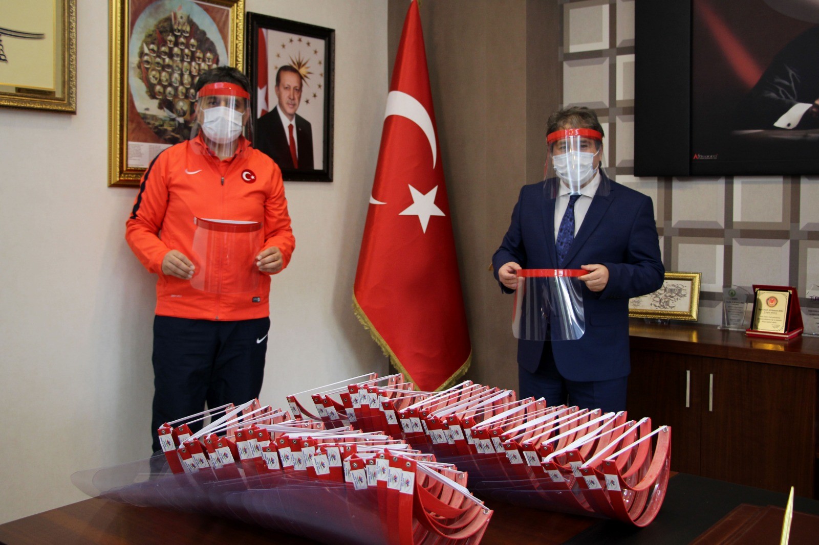 Gençlik ve Spor İl Müdürlüğü’nden İl Sağlık Müdürlüğü’ne bin 500 adet siperlik