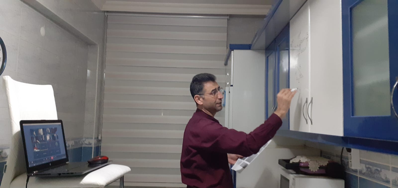Öğretmenden örnek davranış, mutfak dolabının üzerinde ders anlattı