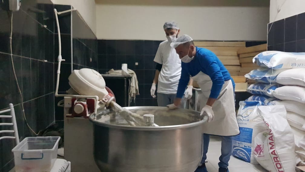 Her gün 100 aileye 2 ekmek yardımı yapıyorlar