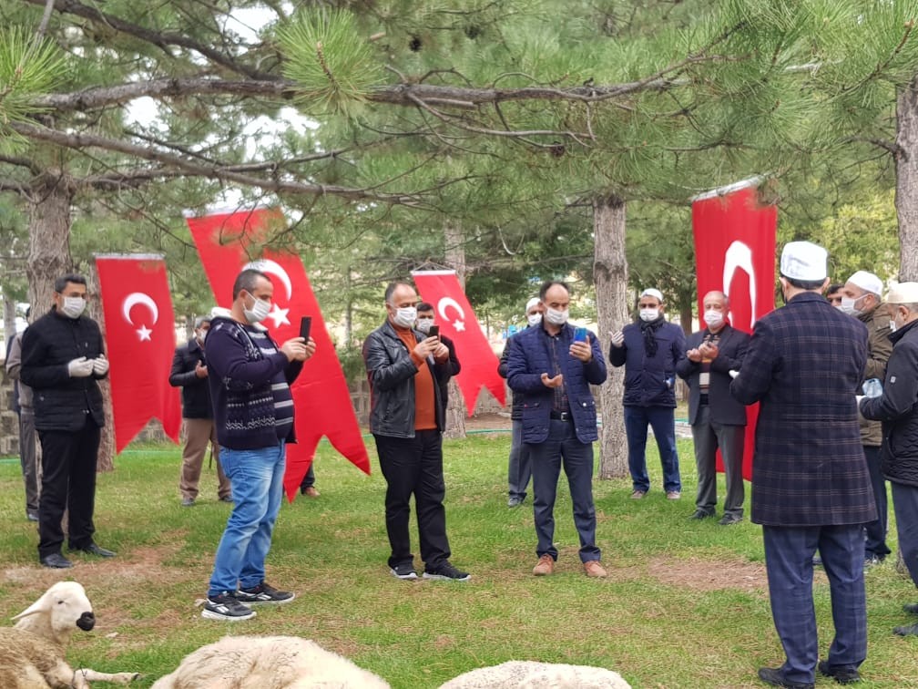 Virüsün defi için kurbanlar kesildi