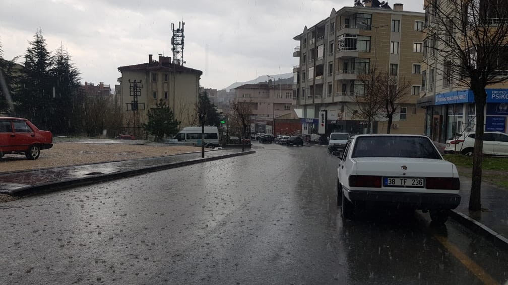 Develi’de şiddetli yağış etkili oldu