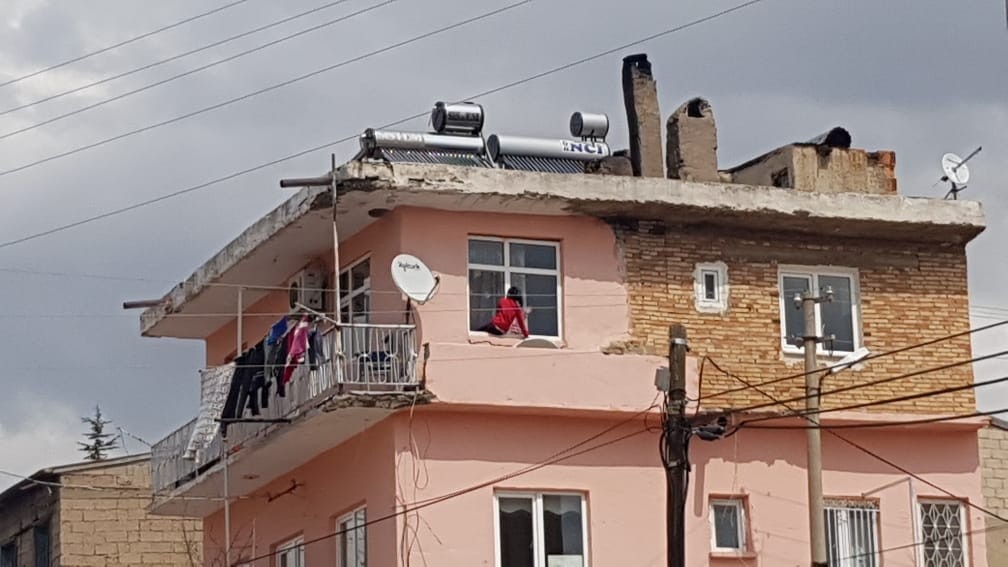 Çocukların tehlikeli oyununu muhtar önledi