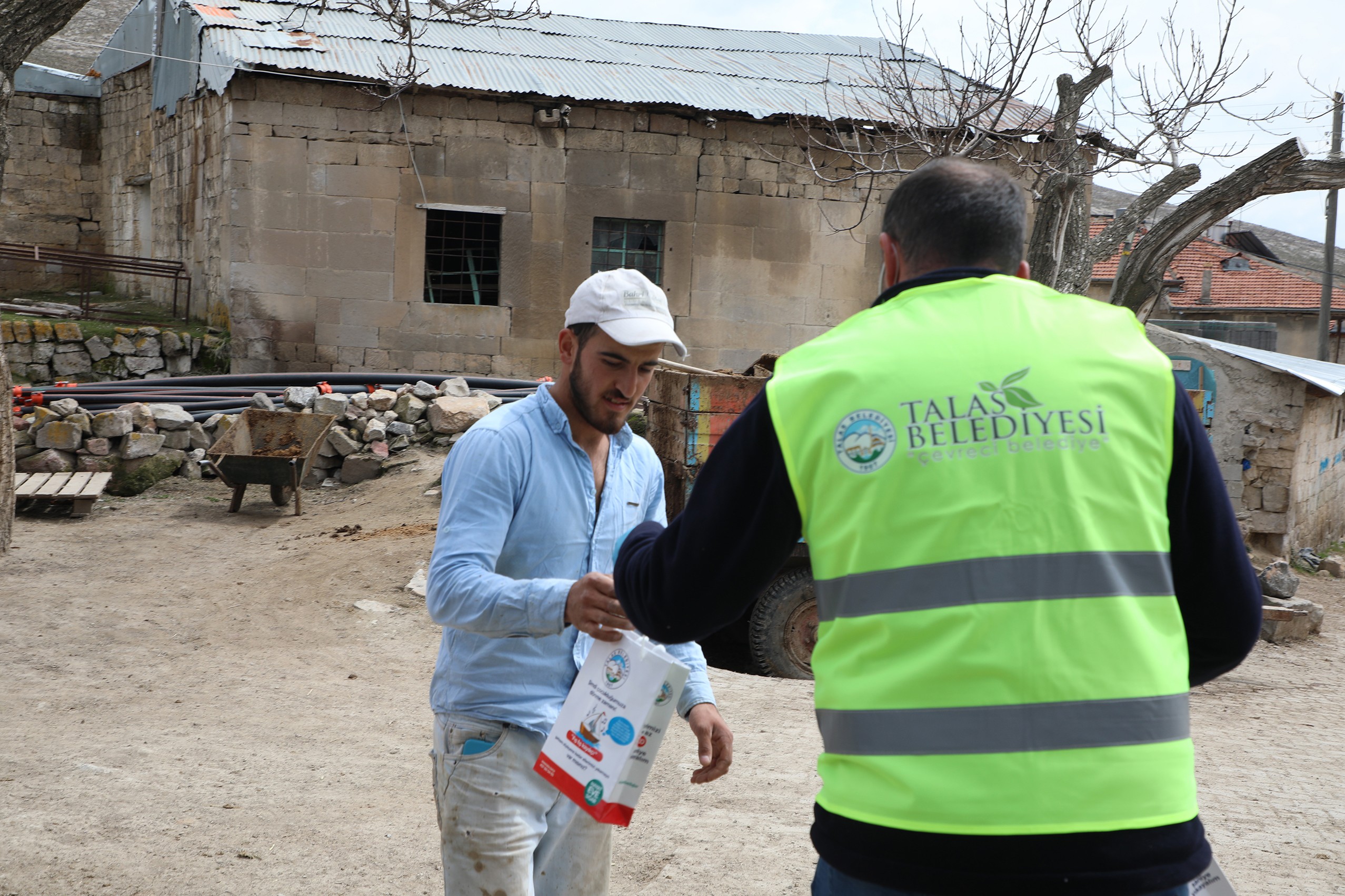 Başkan Yalçın kırsalda hijyen çantası dağıttı