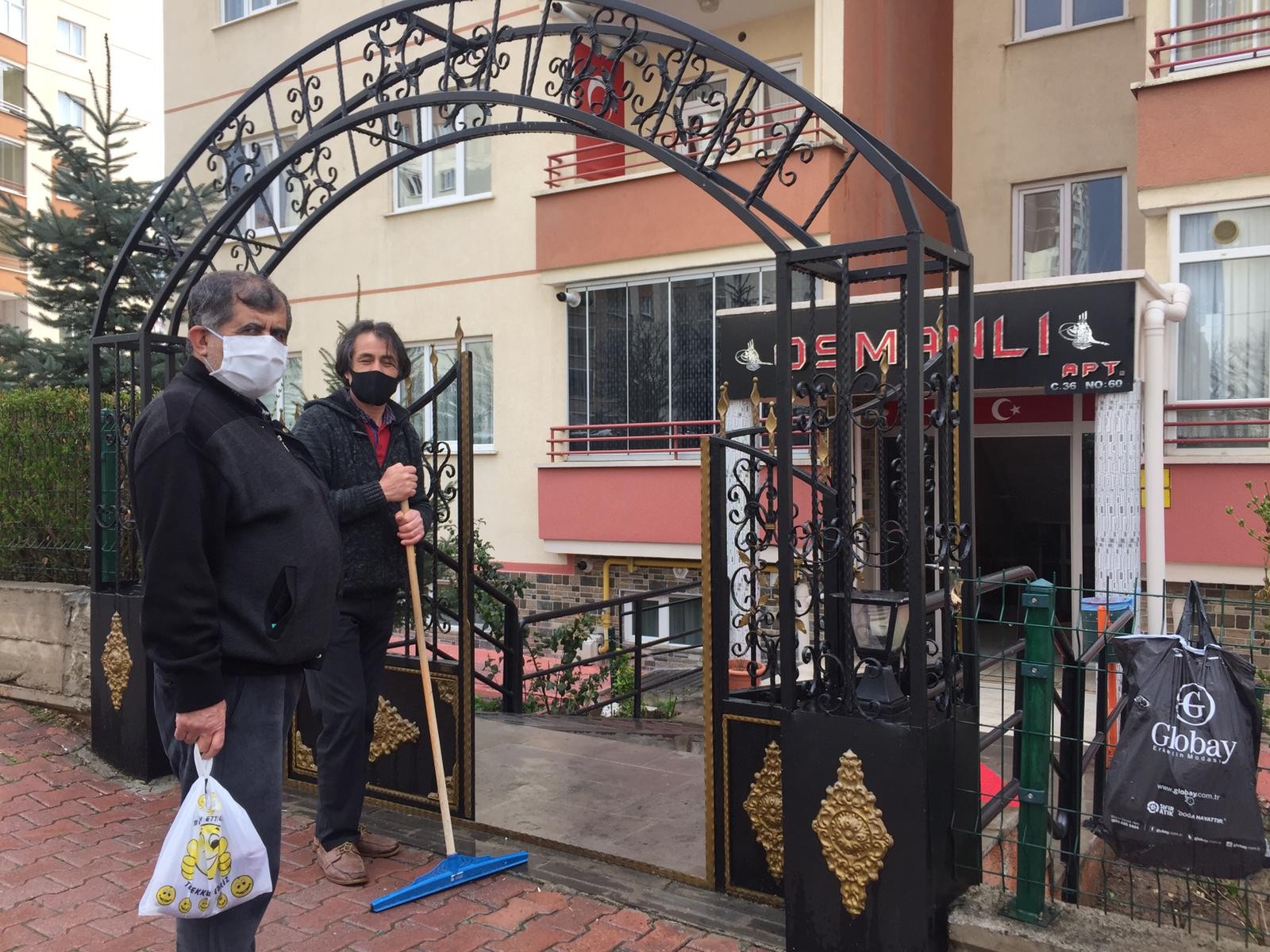 Binalara girip elindeki sıvıyı her yere süren kadın panik oluşturdu