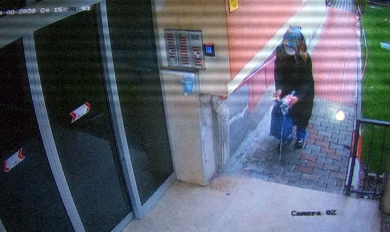 Elindeki sıvıyı asansör ve kapılara süren kadın aranıyor