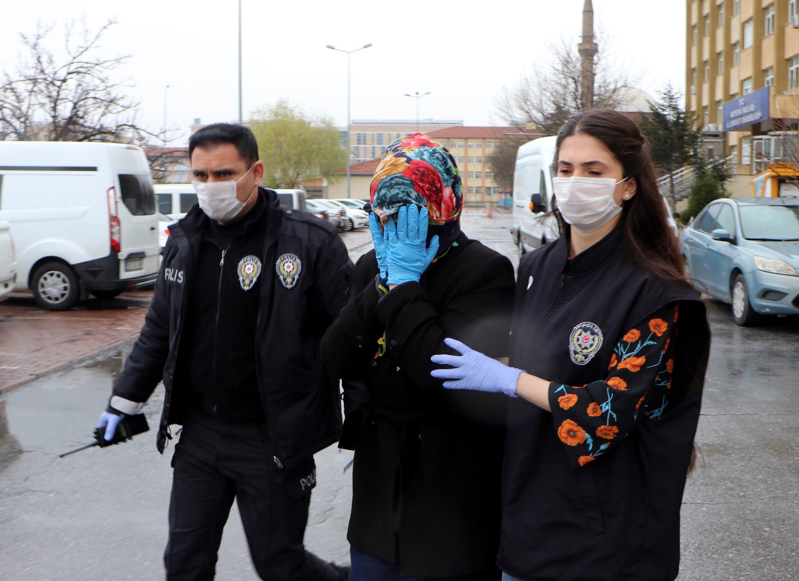 Elindeki sıvıyı asansör ve kapılara süren kadın serbest bırakıldı