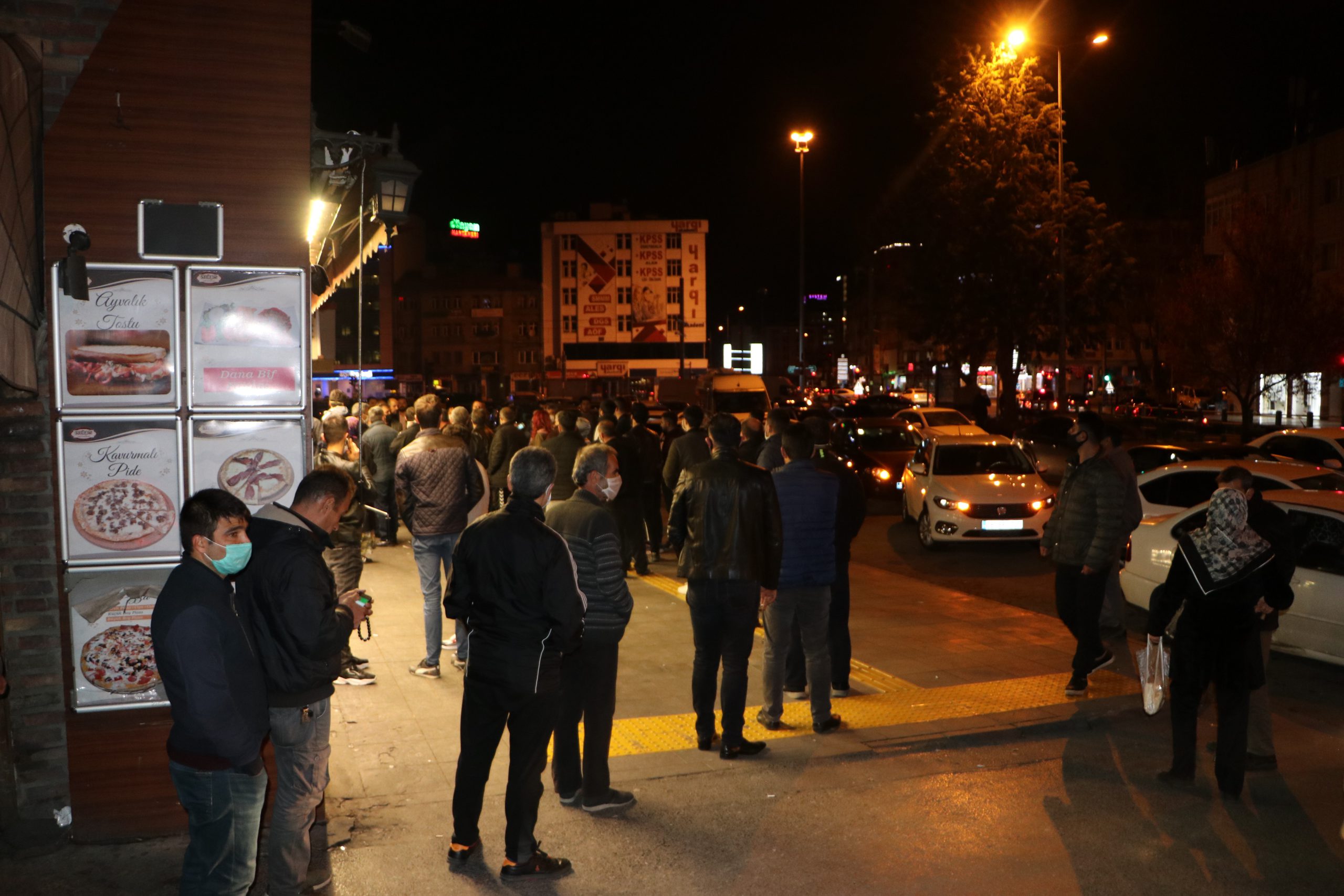 Sokağa çıkma yasağını duydular, fırınlara koştular