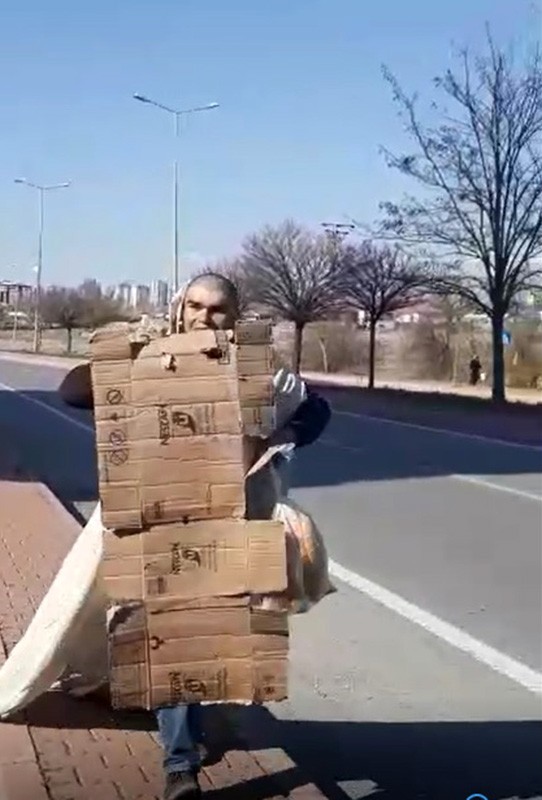 Polise yakalanmamak için karton ve çarşafla gizlendi