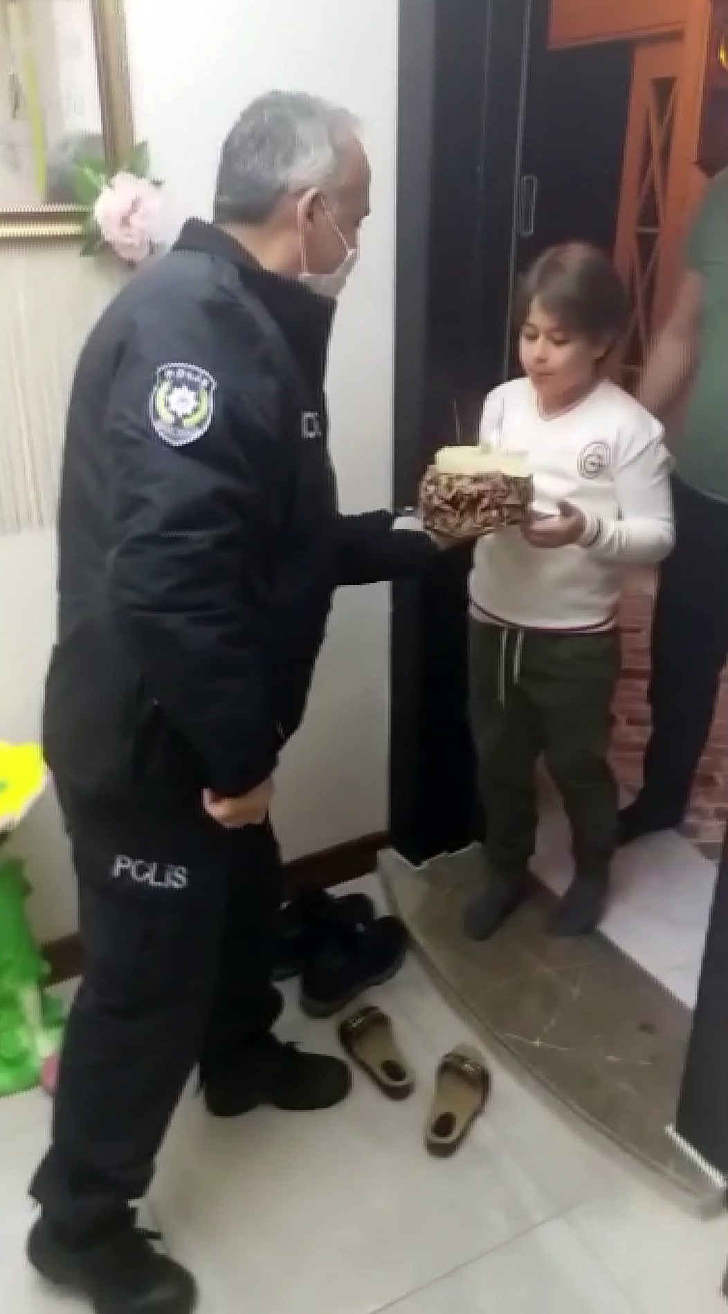 Polis ekiplerinden 10 yaşına giren Emir Kağan’a ‘Pasta’ sürprizi