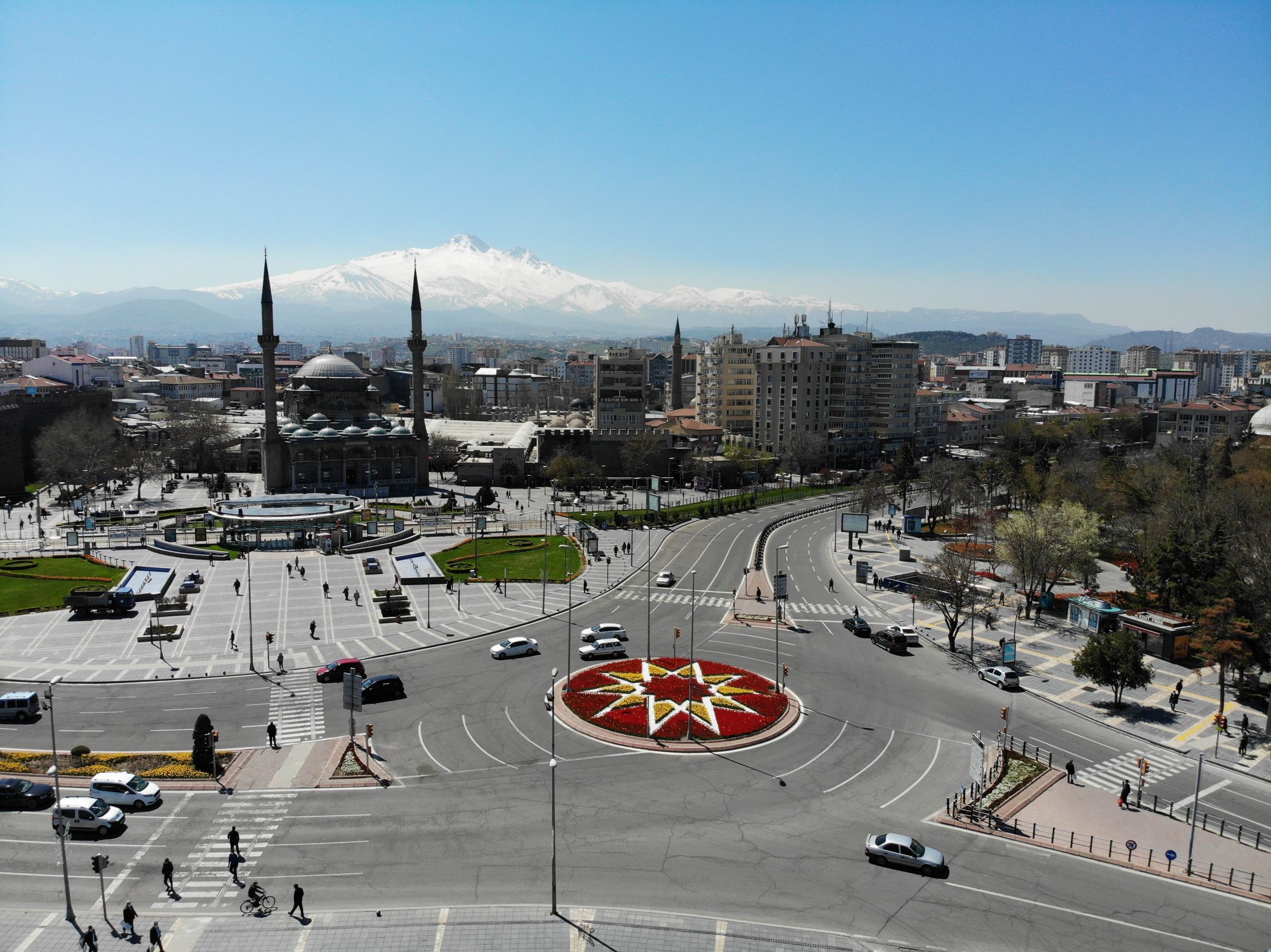 Kayseri’de sokağa çıkma yasağının bitmesiyle trafik yoğunluğu havadan görüntülendi