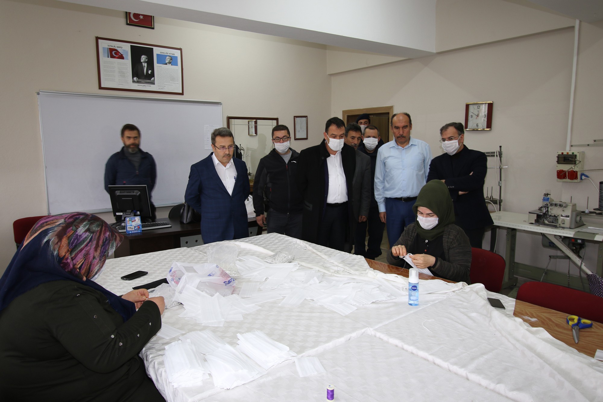 Hacılar’da maske üretimi devam ediyor