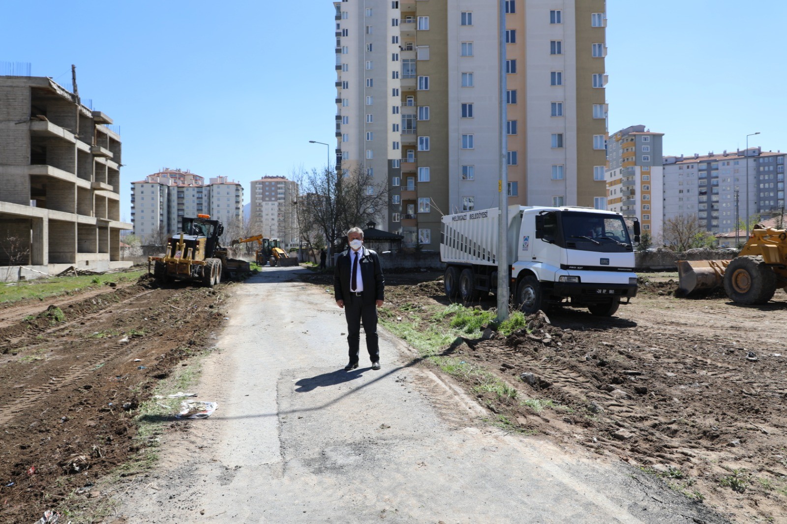 Yıldırım Beyazıt mahallesinde kötü görüntü oluşturan alanlar temizleniyor