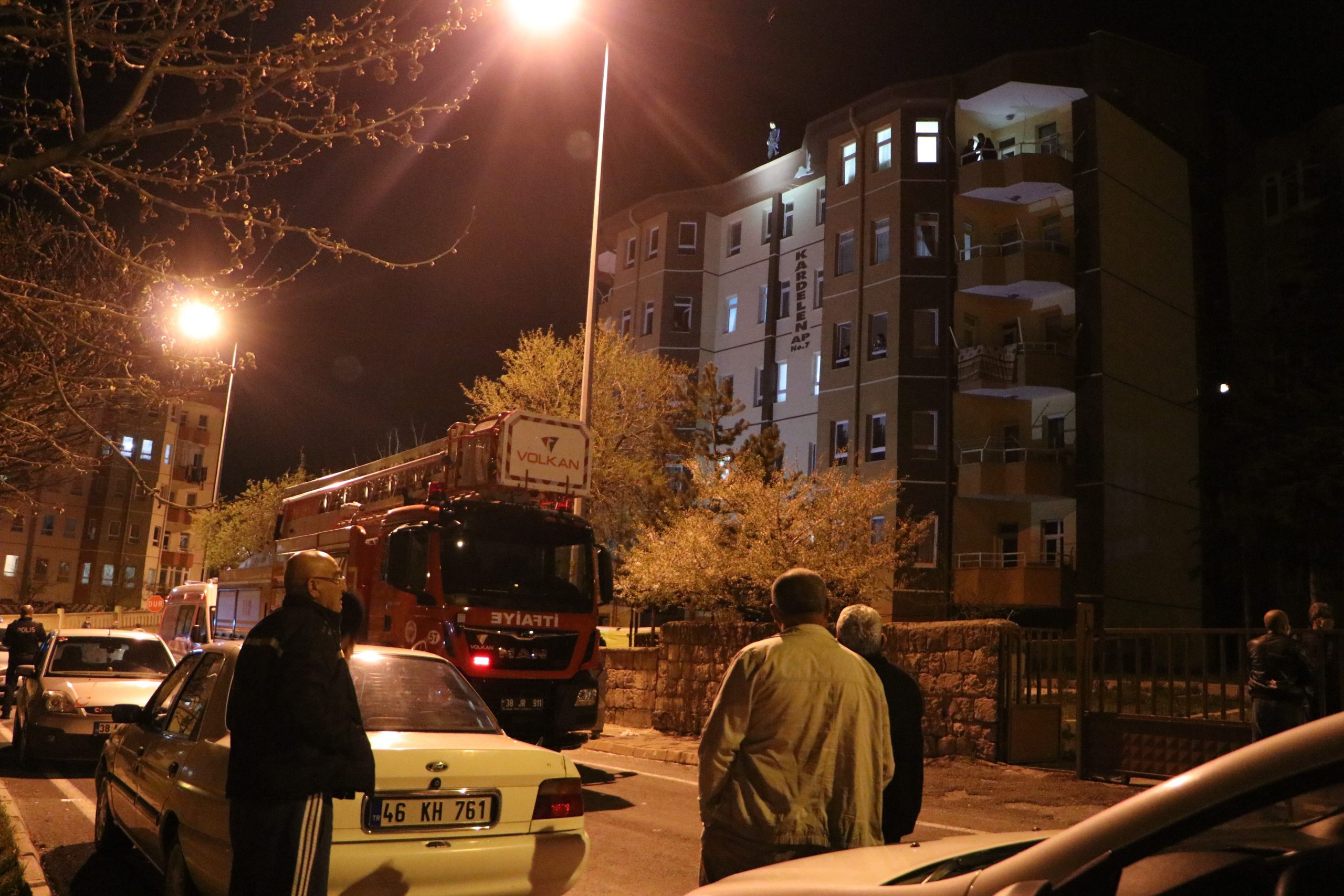 İntihar teşebbüsünü izlemek için sosyal mesafe kuralını hiçe saydılar